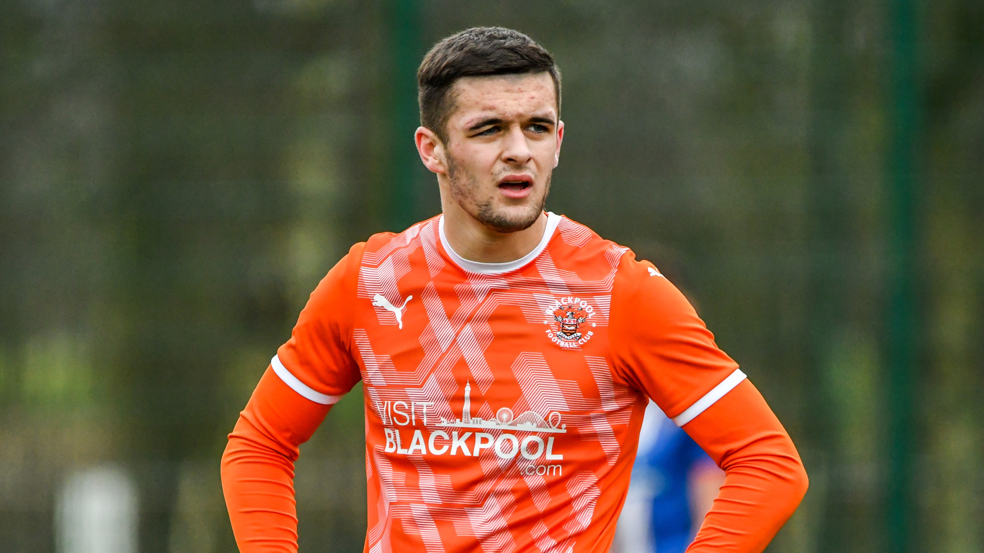 Jake Daniels, el primer futbolista inglés activo en declararse homosexual