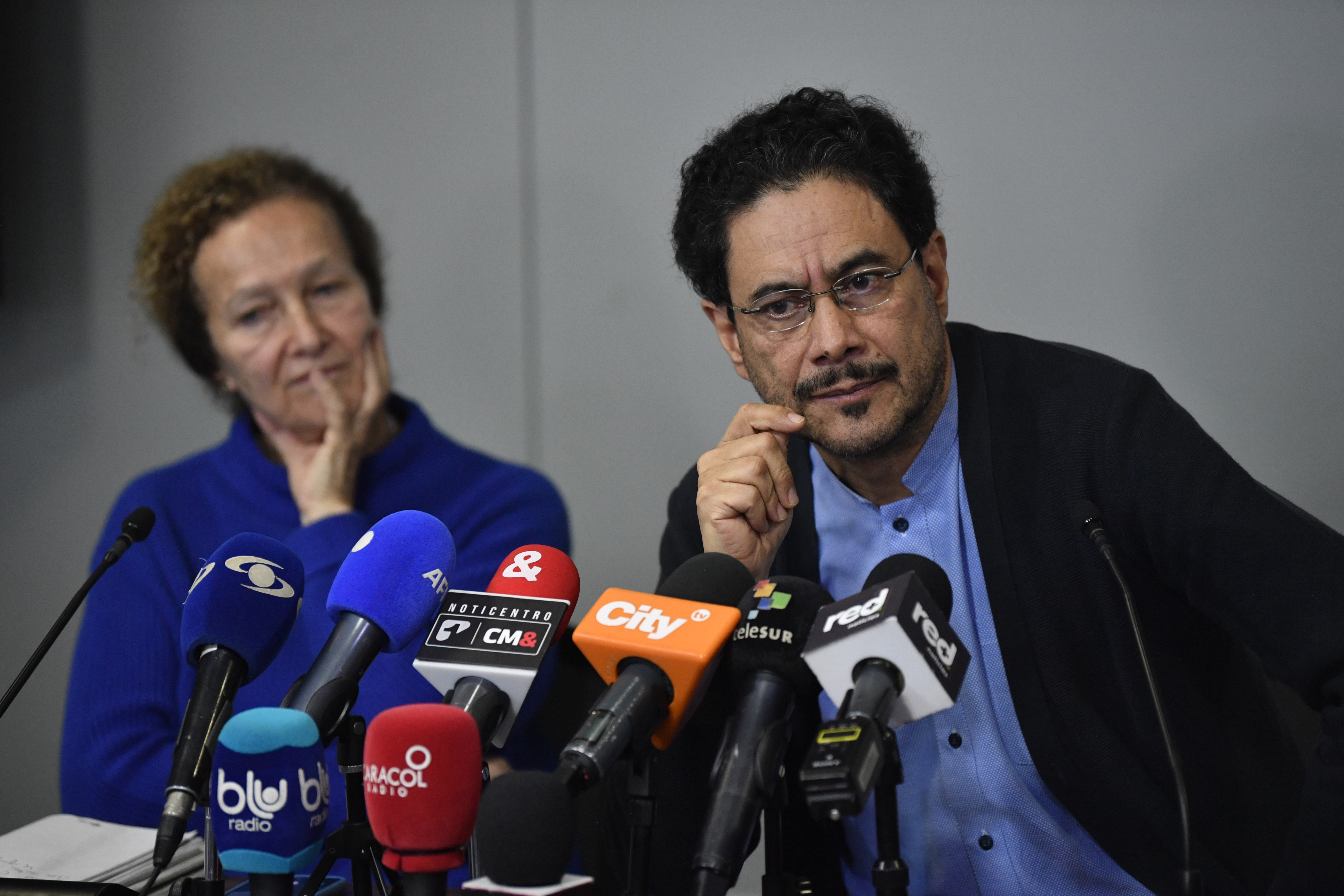 Senador durante la rueda de prensa con respecto a los Diálogos de paz con el ELN y el Gobierno