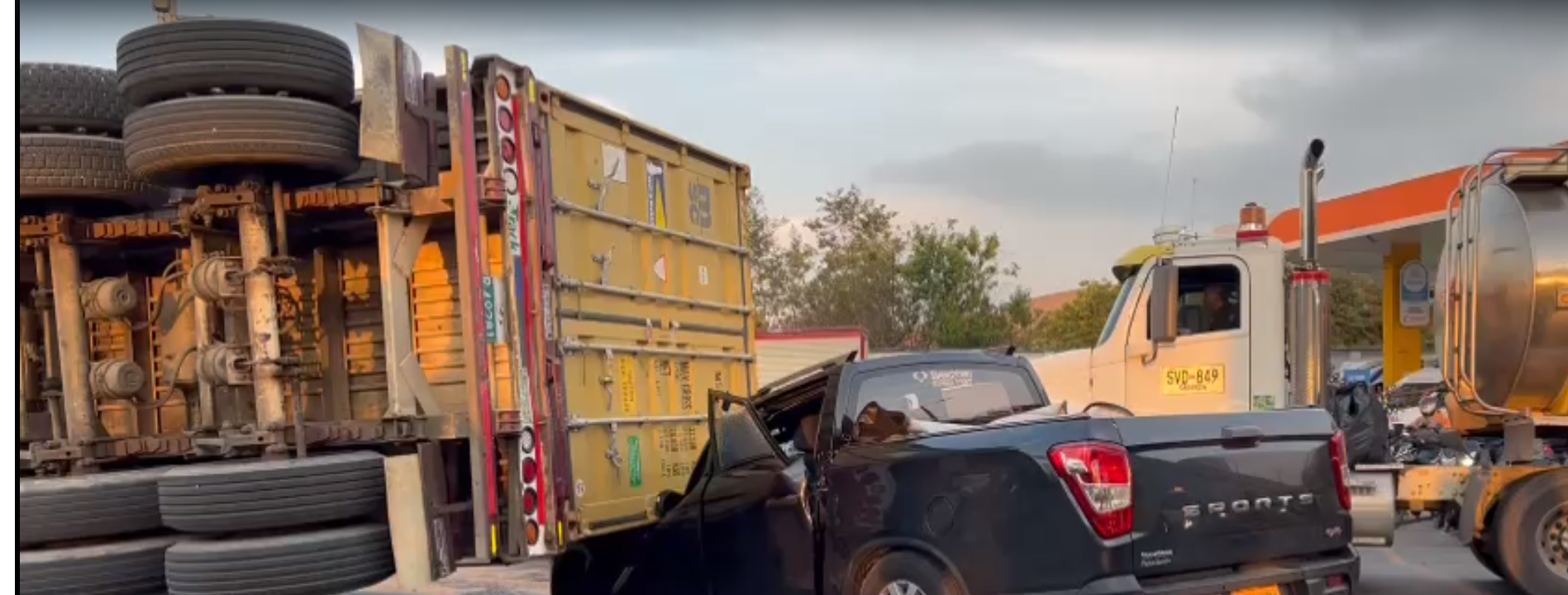 Vehículo de carga le cayó encima a una camioneta en la vía Siberia – Cota