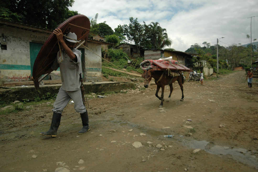 Las formas jurídicas de la usurpación de tierras en Colombia