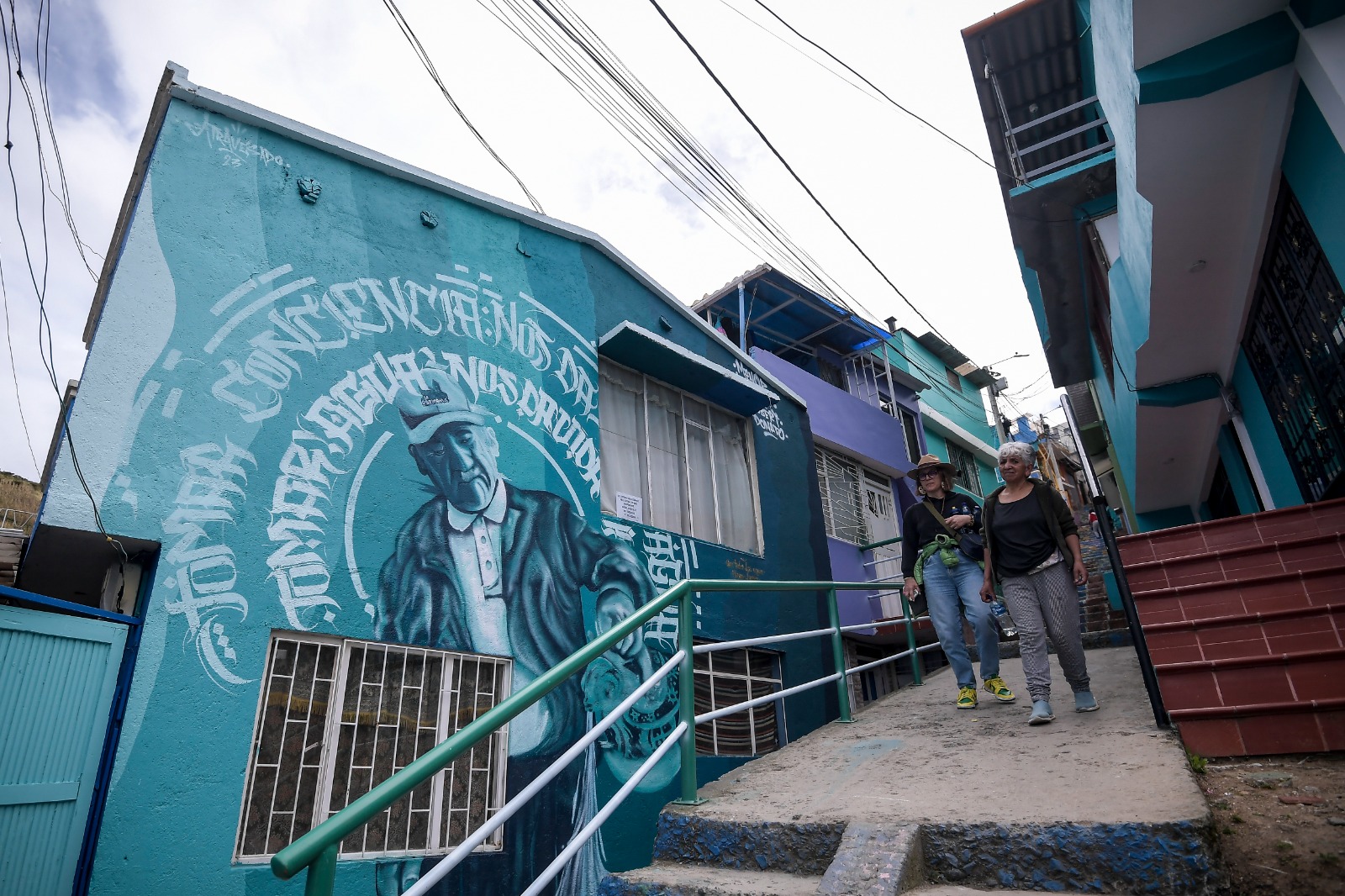 En el barrio Juanoy de Pasto, que nació como una invasión, se mejoró la infraestructura, se pintaron las viviendas y se hizo toda una ruta turística que termina en un mirador. Una de las apuestas fue no restringir el campo de acción a los municipios con mayores índices de violencia, como Tumaco, sino abarcar también otros como Pasto e Ipiales, donde a pesar de unas condiciones de seguridad más favorables persisten la desigualdad y las brechas entre las zonas rurales y urbanas.