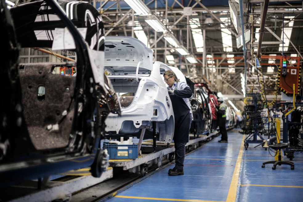 Instalaciones de la planta de GM Colmotores en Bogotá en la que trabajan más de 1.000 empleados.Natalia PedrazaHoy hay edificios, más fábricas, pequeños talleres, restaurantes, vías, autopistas, motos y coches, muchos de ellos cercanos a su origen, pues allí ven la luz primera las referencias Beat y Spark GT, dos de las más vendidas en el país (según Andemos).