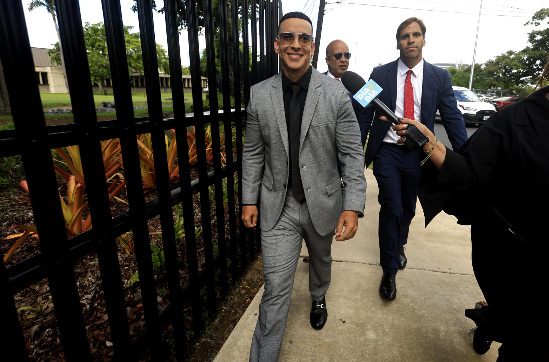 AME073. SAN JUAN (PUERTO RICO), 14/08/2025.- El cantante Daddy Yankee camina hacia una audiencia este jueves, en cercanías del Tribunal Federal en San Juan (Puerto Rico). Daddy Yankee interpuso una demanda contra su exesposa Mireddys González y su excuñada Ayeicha González, por presuntamente eliminar información importante de las empresas El Cartel Productions y Los Cangris Inc., con la que reclama una compensación de 12 millones de dólares. EFE/ Thais Llorca
