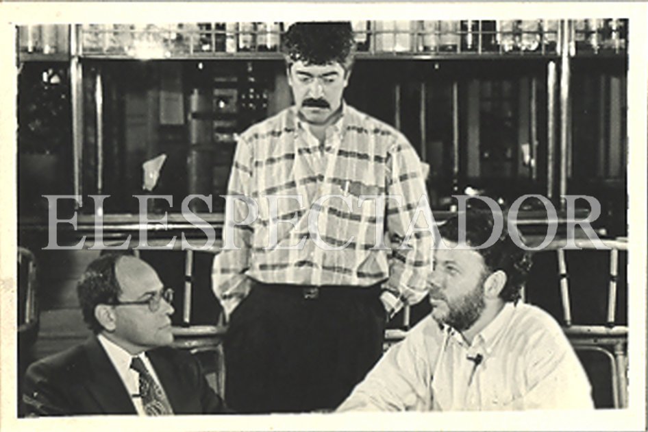 José Obdulio Gaviria (izq), Jairo Osorio (centro), editor de tres libros escritos por Gaviria y coordinador general del programa de televisión Viva la Historia y Juan Manuel Santos (derecha)./ El Espectador