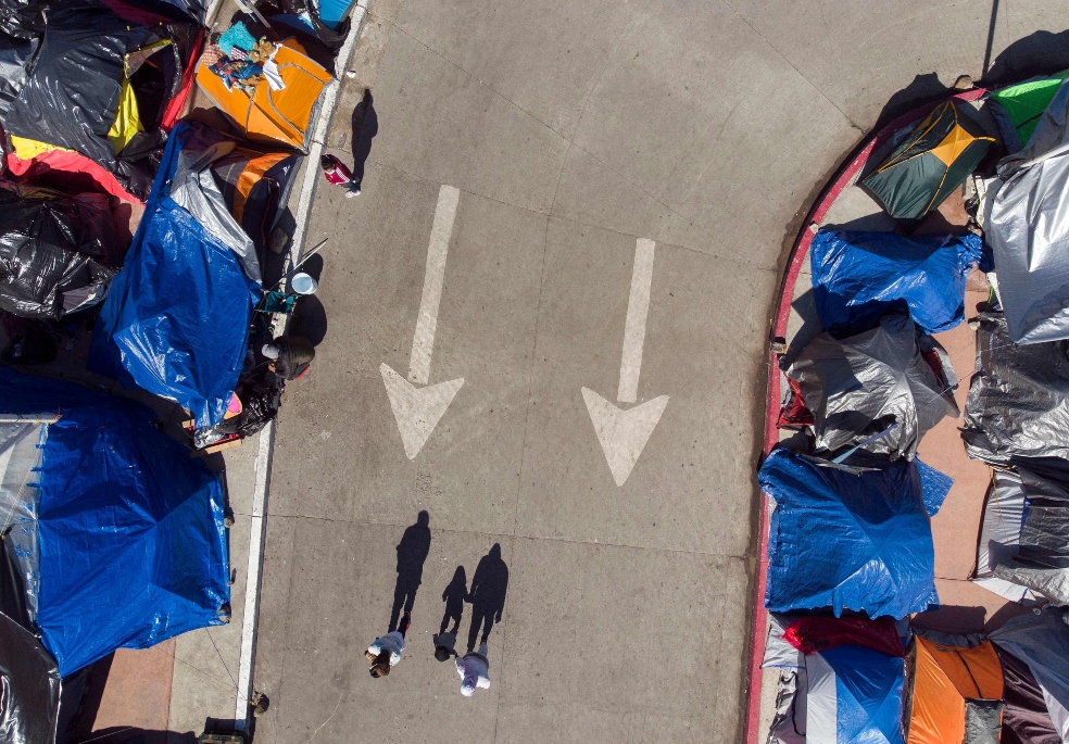 En la frontera de México y Estados Unidos: angustia y más migrantes