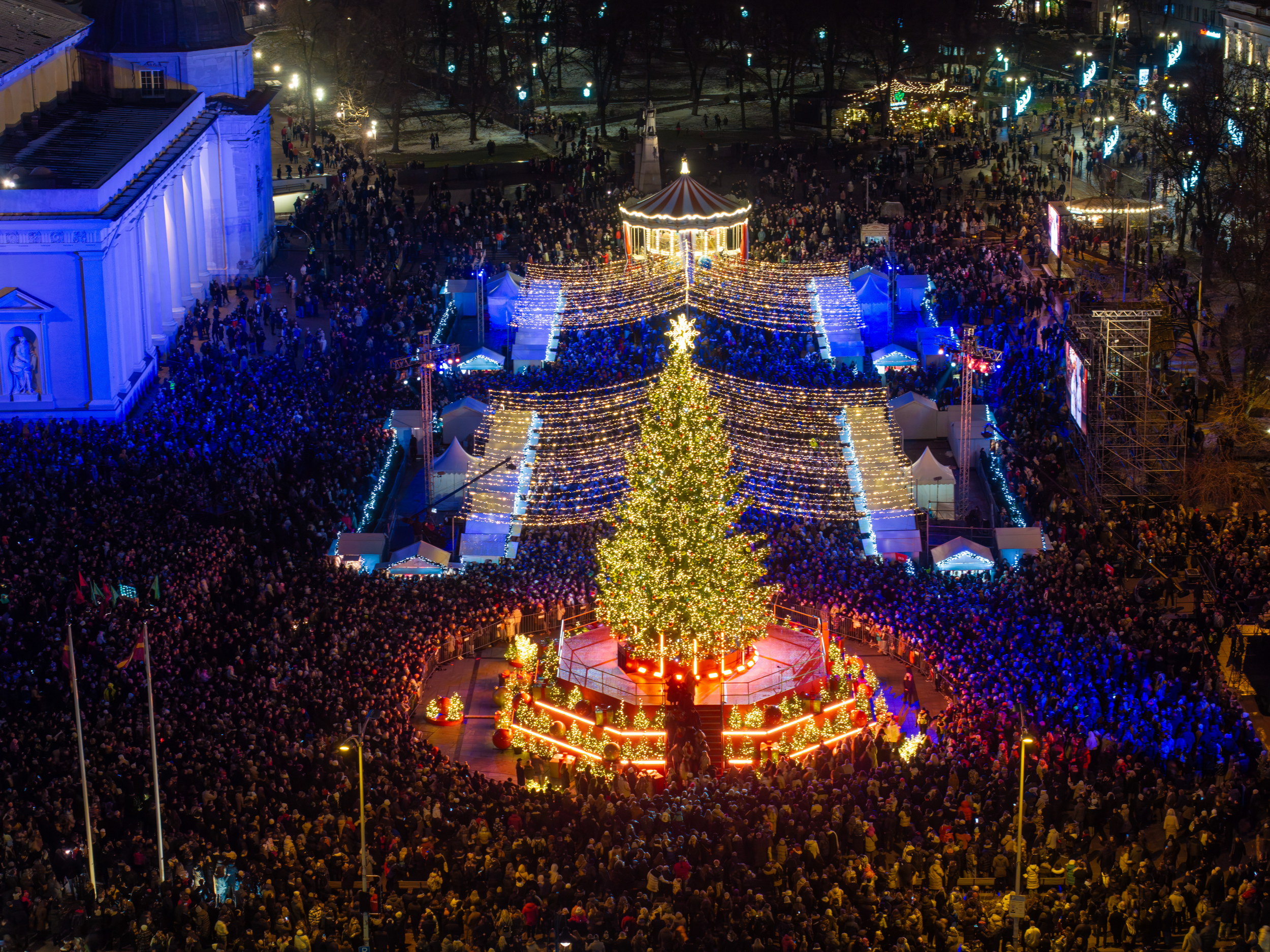 Vilna inauguró la temporada de invierno de 2025 el sábado 29 de noviembre con el encendido de su árbol de Navidad natural en la Plaza de la Catedral, una imponente estructura decorada con miles de luces y elementos luminosos que cada año sorprende por su diseño y simbolismo, y que se ha convertido en el principal ícono de la ciudad durante las fiestas, reafirmando su título de “Capital de la Navidad” de Lituania.