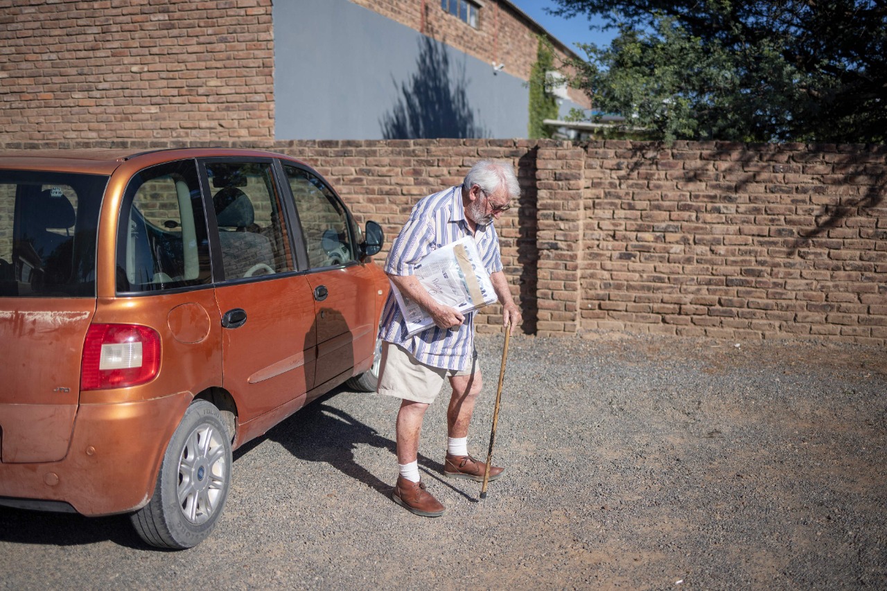 El periodista de 90 años que reparte periódicos en el desierto de Sudáfrica