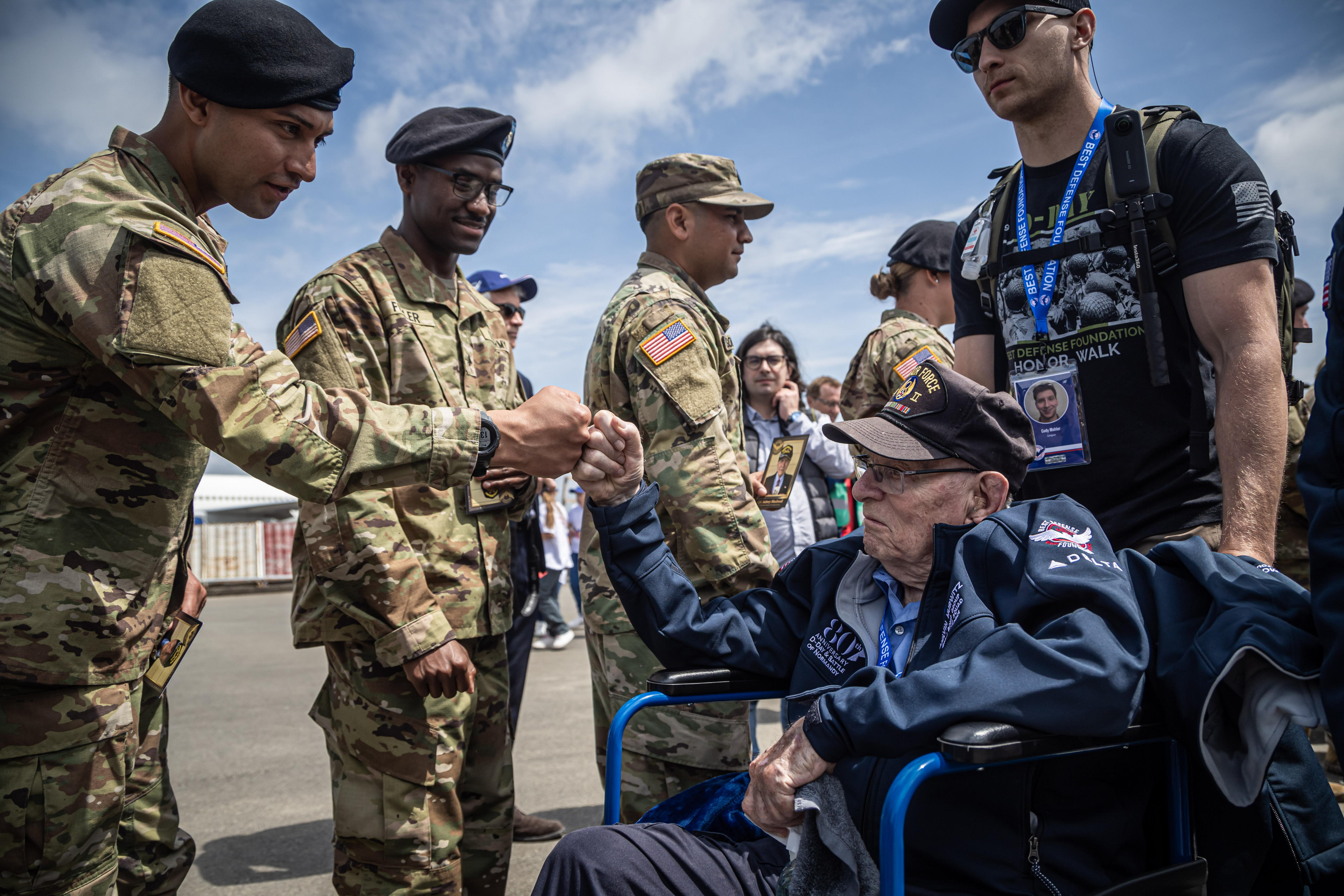 -FOTODELDÍA- DEAUVILLE SAINT GATIEN (FRANCIA), 03/06/2024.- Un veterano estadounidense de la Segunda Guerra Mundial choca su puño contra el de un soldado de su país a su llegada al aeropuerto de Deauville-Trouville durante una ceremonia de bienvenida para los 60 excombatientes de EEUU que han llegado este lunes a la localidad francesa de Deauville Saint Gatien para participar en el 80º aniversario del desembarco de Normandía, que se conmemora este 6 de junio. EFE/ Christophe Petit Tesson