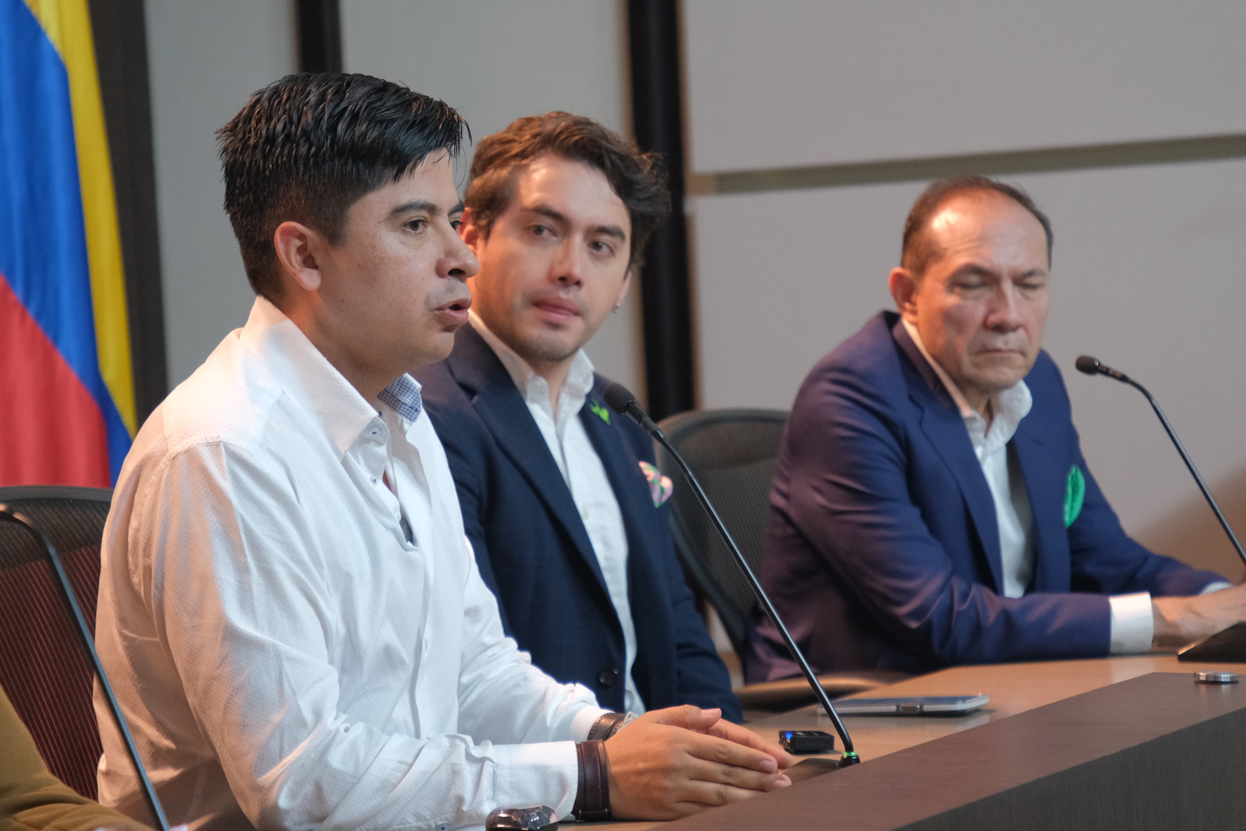 El senador Ariel Ávila, el concejal de Bogotá, Julián Triana, y Antonio Sanguino, dieron una rueda de prensa para hablar del partido Alianza Verde.