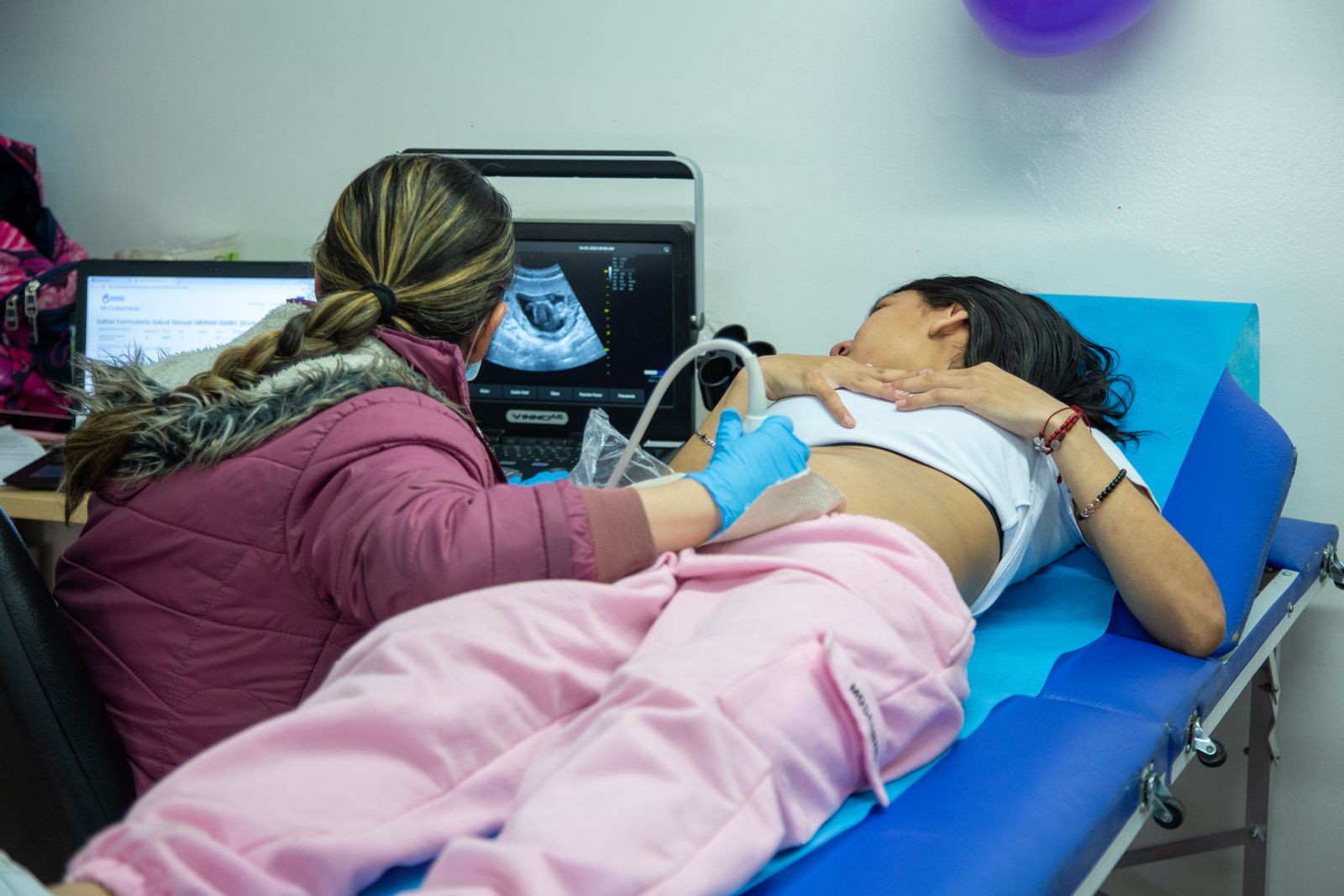 Una ONG polaca ofrece atención prenatal gratuita para mujeres migrantes en Bogotá