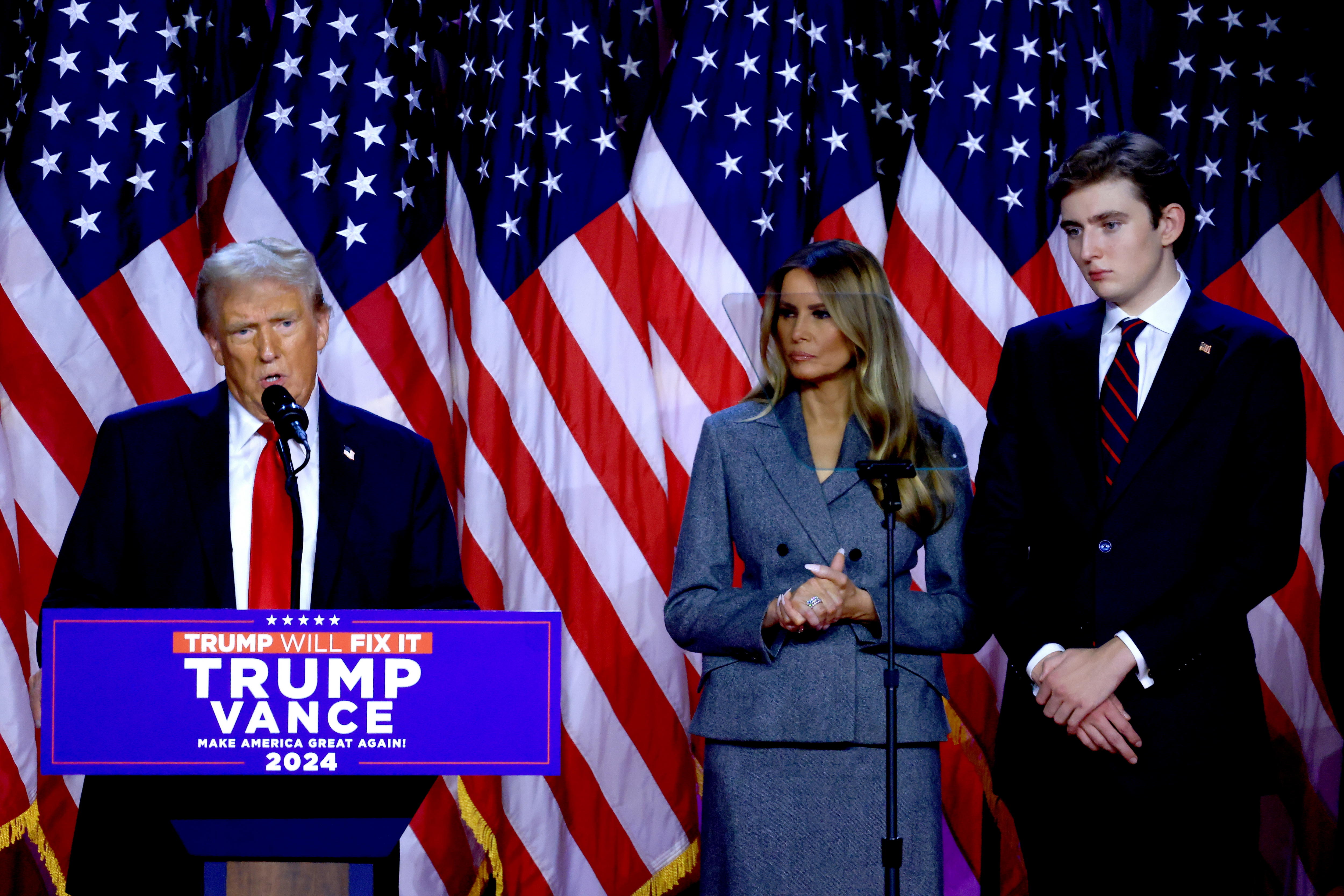 West Palm Beach (United States), 06/11/2024.- Republican presidential candidate Donald J. Trump, joined on stage by his wife Melania Trump and their son Barron Trump, addresses supporters at the Election Night watch party in the West Palm Beach Convention Center in West Palm Beach, Florida, USA, 06 November 2024. (Elecciones) EFE/EPA/CRISTOBAL HERRERA-ULASHKEVICH