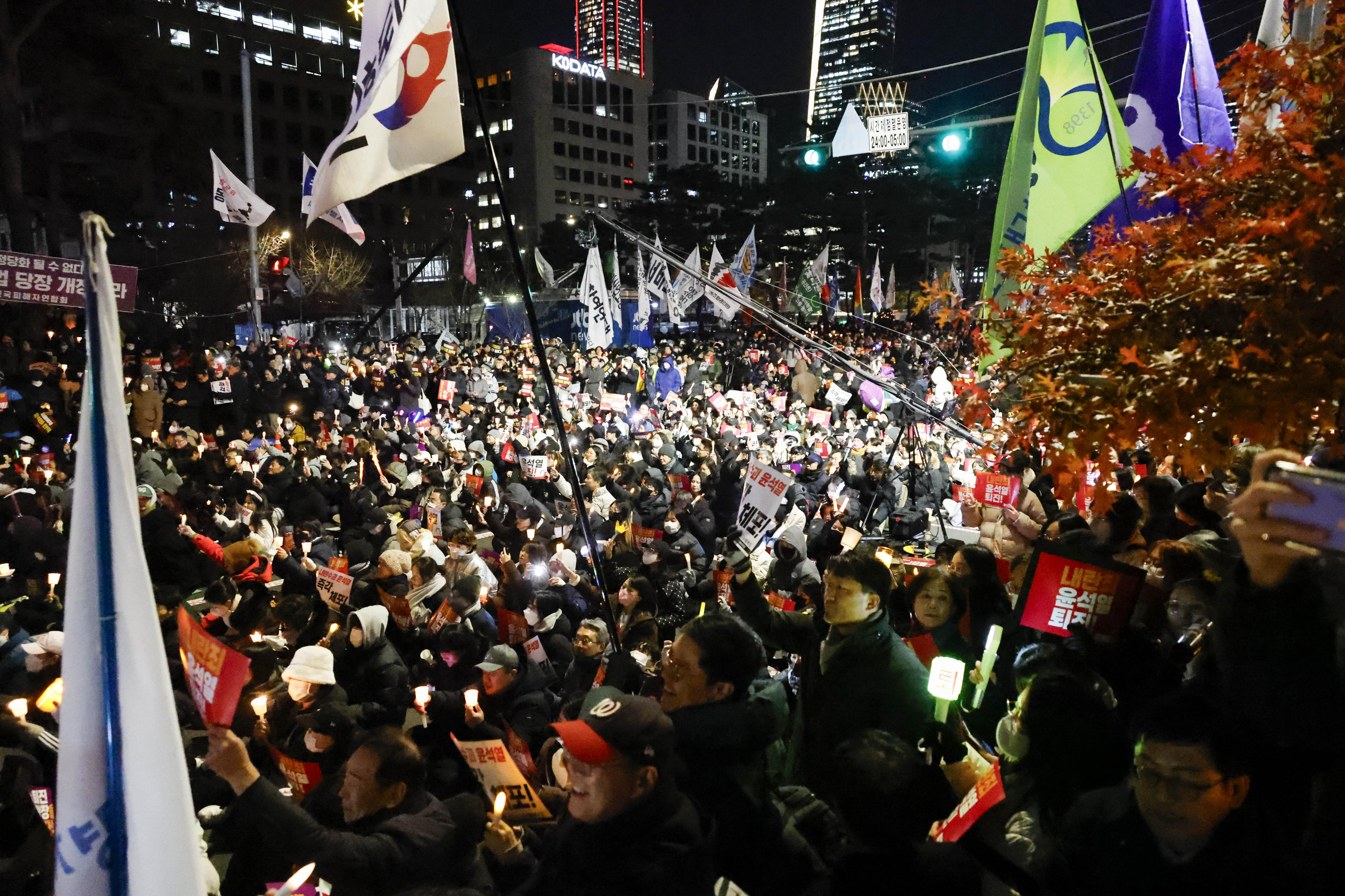 Seoul (Korea, Republic Of), 06/12/2024.- Protesters hold candles and placards calling for the arrest of President Yoon Suk Yeol and his wife Kim Keon hee, during a rally outside the National Assembly in Seoul, South Korea, 06 December 2024. South Korean President Yoon Suk Yeol faces an impeachment motion from opposition lawmakers after he declared and then reversed martial law, citing the need to root out pro-North Korean forces and uphold the constitutional order. Opposition lawmakers will vote on President Yoon's impeachment in the National Assembly on 07 December. (Protestas, Corea del Sur, Seúl) EFE/EPA/JEON HEON-KYUN