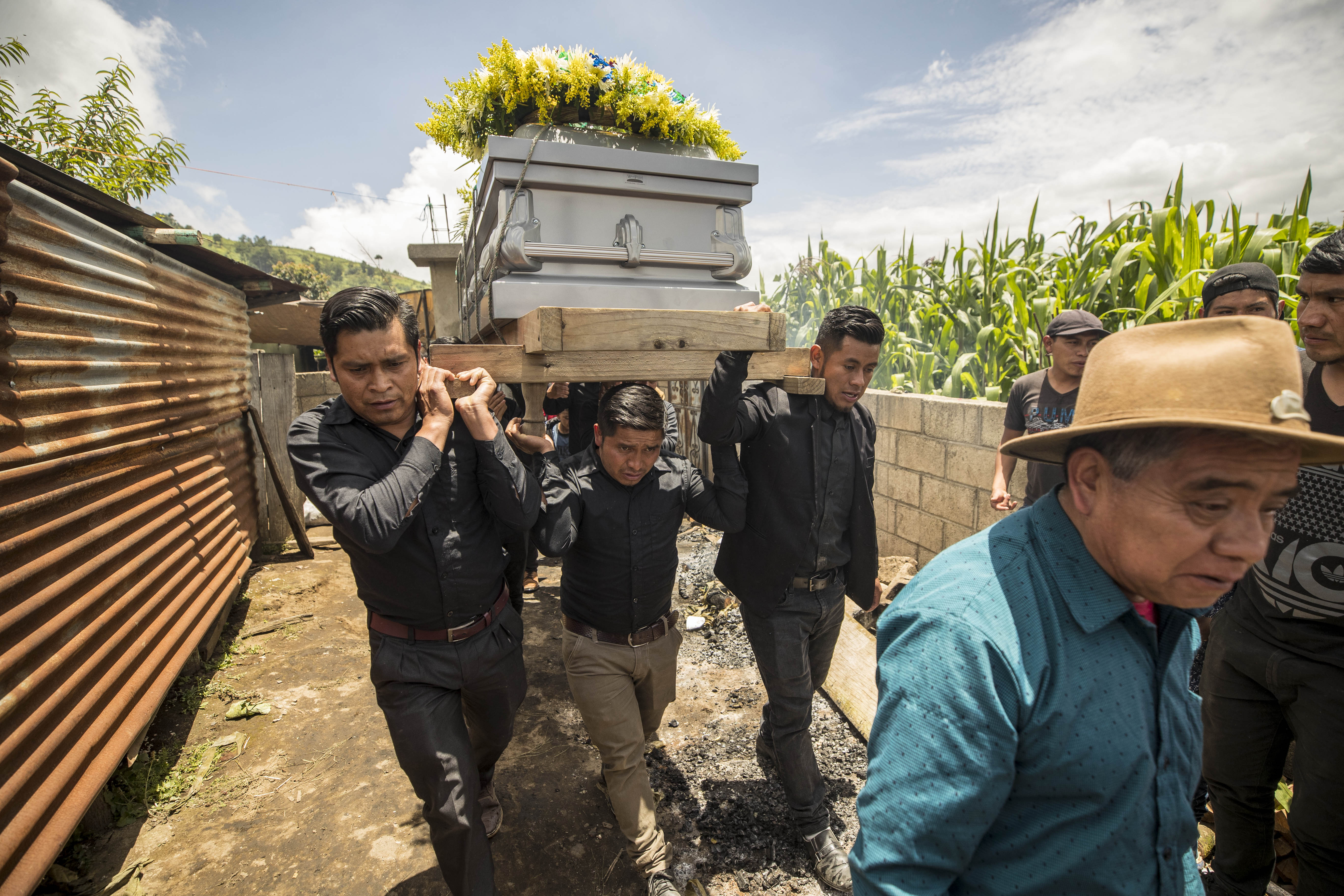 AME3507. NAHUALÁ (GUATEMALA), 16/07/2022.- Vecinos y familiares asisten al entierro de los restos del menor Pascual Melvin Guachiac Sipac de 13 años, en el cementerio de la aldea Tzucubal, Nahualá (Guatemala). El menor murió asfixiado en un camión el pasado 27 de junio en San Antonio, Texas cuando con un grupo de migrantes intentaba llegar a los Estados Unidos, en total 22 guatemaltecos fallecieron asfixiados. Su cuerpo fue repatriado ayer vía aérea. EFE/ Esteban Biba