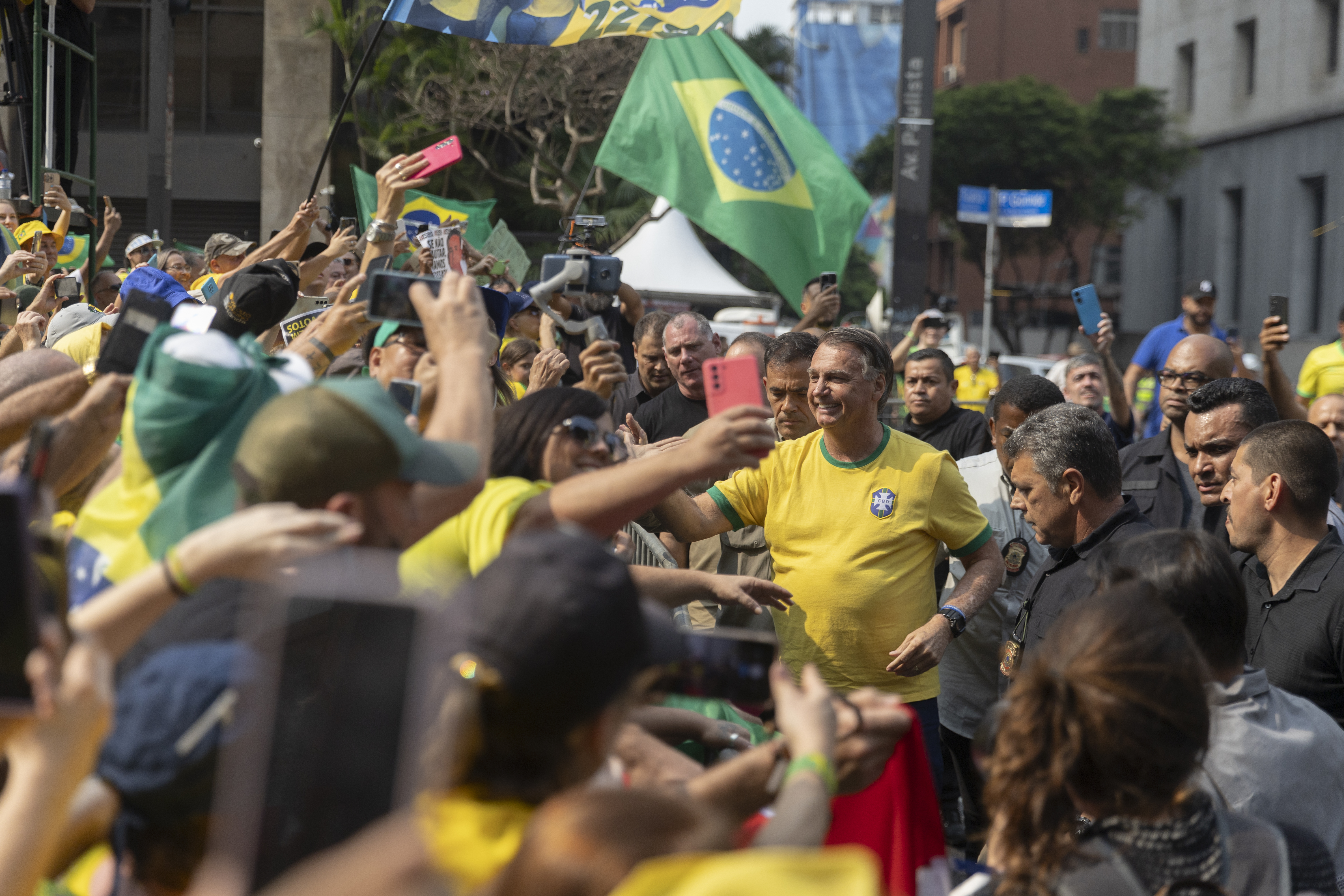 AME6906. SAO PAULO (BRASIL), 07/09/2024.- El expresidente brasileño Jair Bolsonaro (2019-2022) saluda a varios simpatizantes durante una manifestación este sábado en la avenida Paulista de Sao Paulo (Brasil). Bolsonaro volvió a cargar contra el Poder Judicial y tachó de "dictador" al magistrado de la Corte Suprema que lo investiga a él y al magnate Elon Musk en un proceso por la difusión masiva de noticias falsas. EFE/ Isaac Fontana
