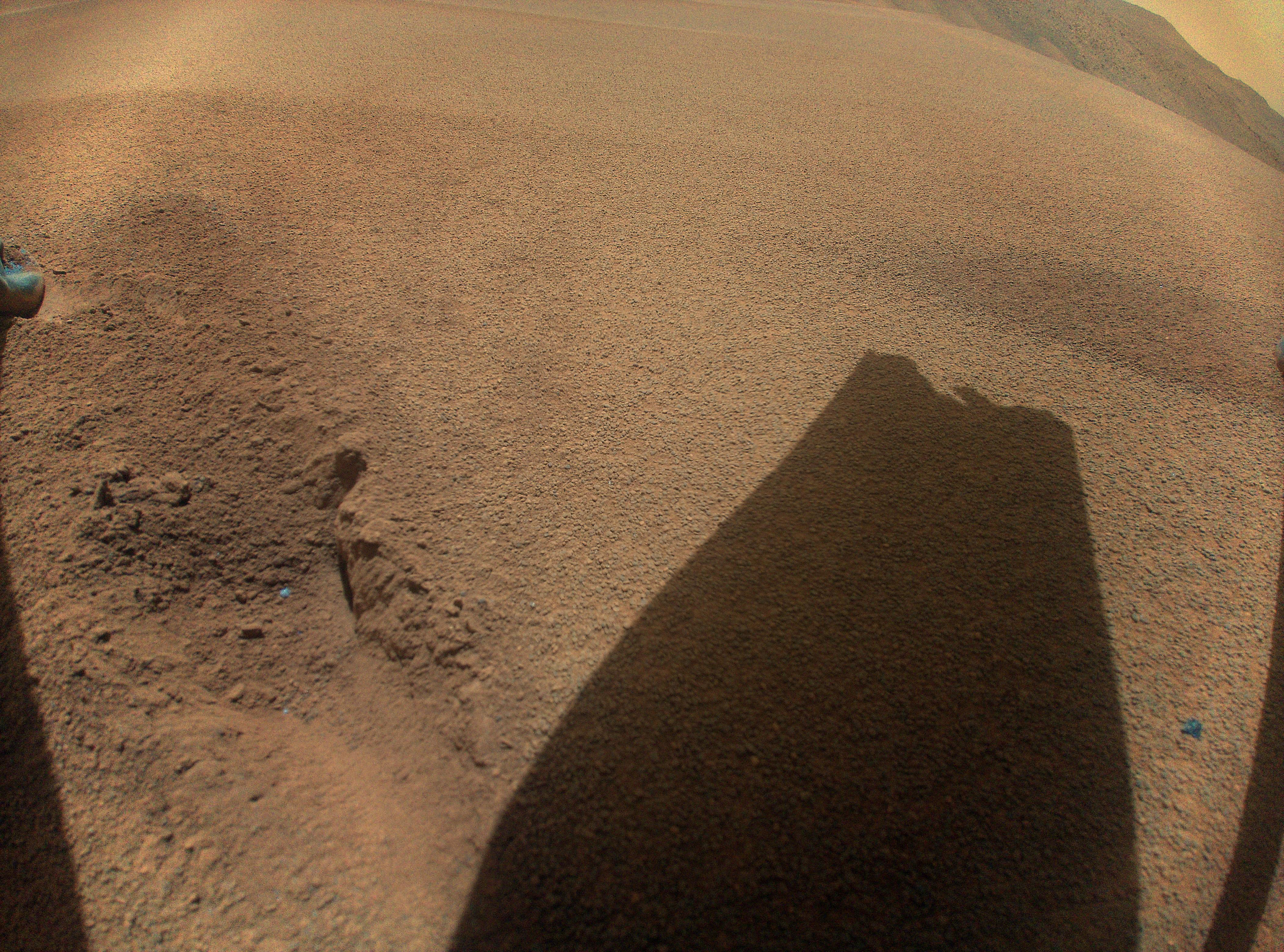 USA1766. WASHINGTON (DC, EEUU), 25/01/2024.- Fotografía cedida por la NASA de una imagen en color que muestra la sombra de una pala del rotor del helicóptero Ingenuity Mars dañada durante un aterrizaje brusco después de su vuelo número 72 el 18 de enero de 2024. Una nave de la NASA, llamada 'Ingenuity Mars Helicopter', ha tenido que poner fin a su misión en Marte después de casi tres años operando desde la superficie del planeta debido a daños en su hélice que le impedían volar. EFE/NASA/JPL-Caltech /SOLO USO EDITORIAL /NO VENTAS /SOLO DISPONIBLE PARA ILUSTRAR LA NOTICIA QUE ACOMPAÑA /CRÉDITO OBLIGATORIO