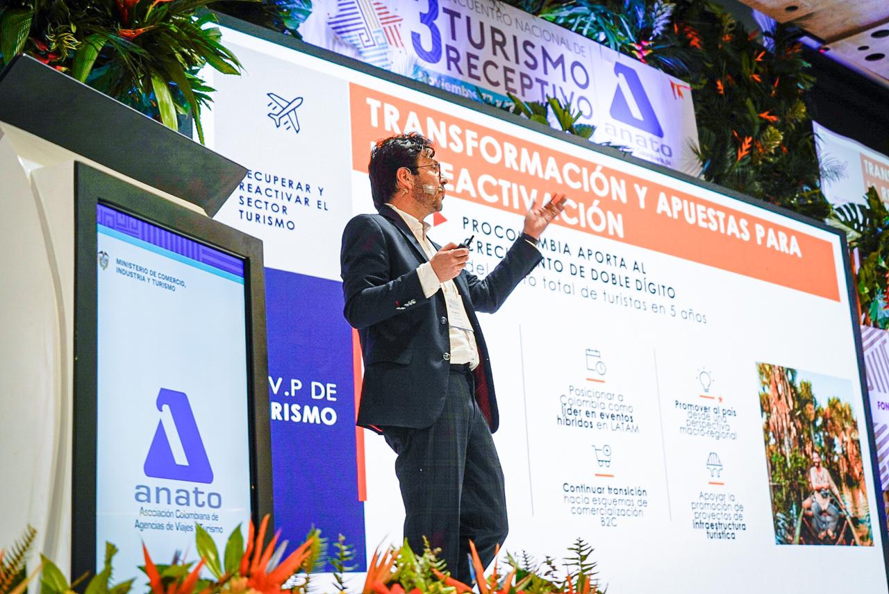 Gilberto Salcedo, vicepresidente de Turismo de ProColombia, habló sobre la “Promoción de turismo internacional en Colombia”. Salcedo se refirió al buen momento que pasa el turismo en el país, compartió cifras positivas sobre la reactivación en la llegada de viajeros internacionales y la conectividad, y habló sobre la importancia de la sostenibilidad para los viajeros y los destinos.