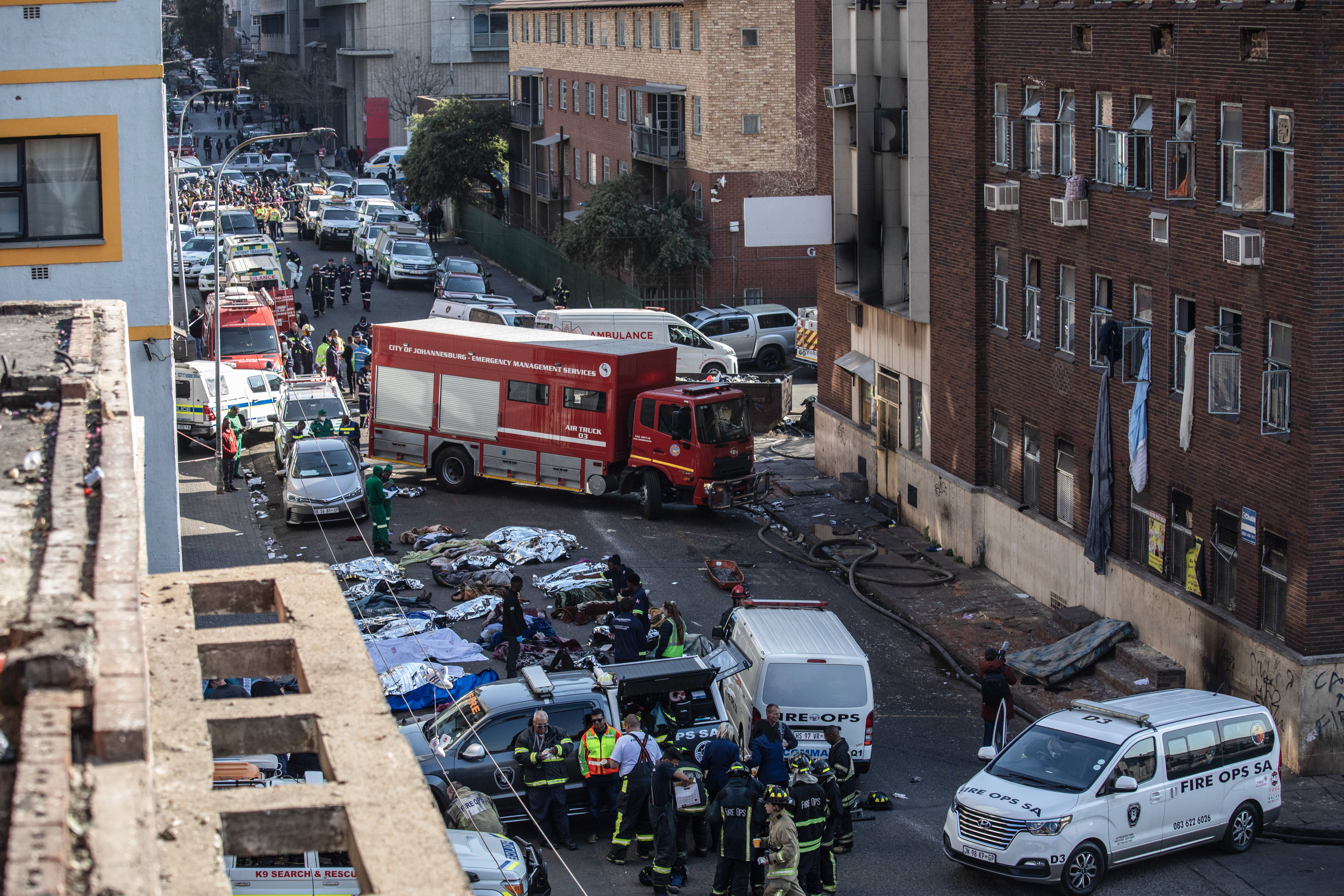 Tragedia en Johannesburgo, mortal incendio deja más de 70 víctimas