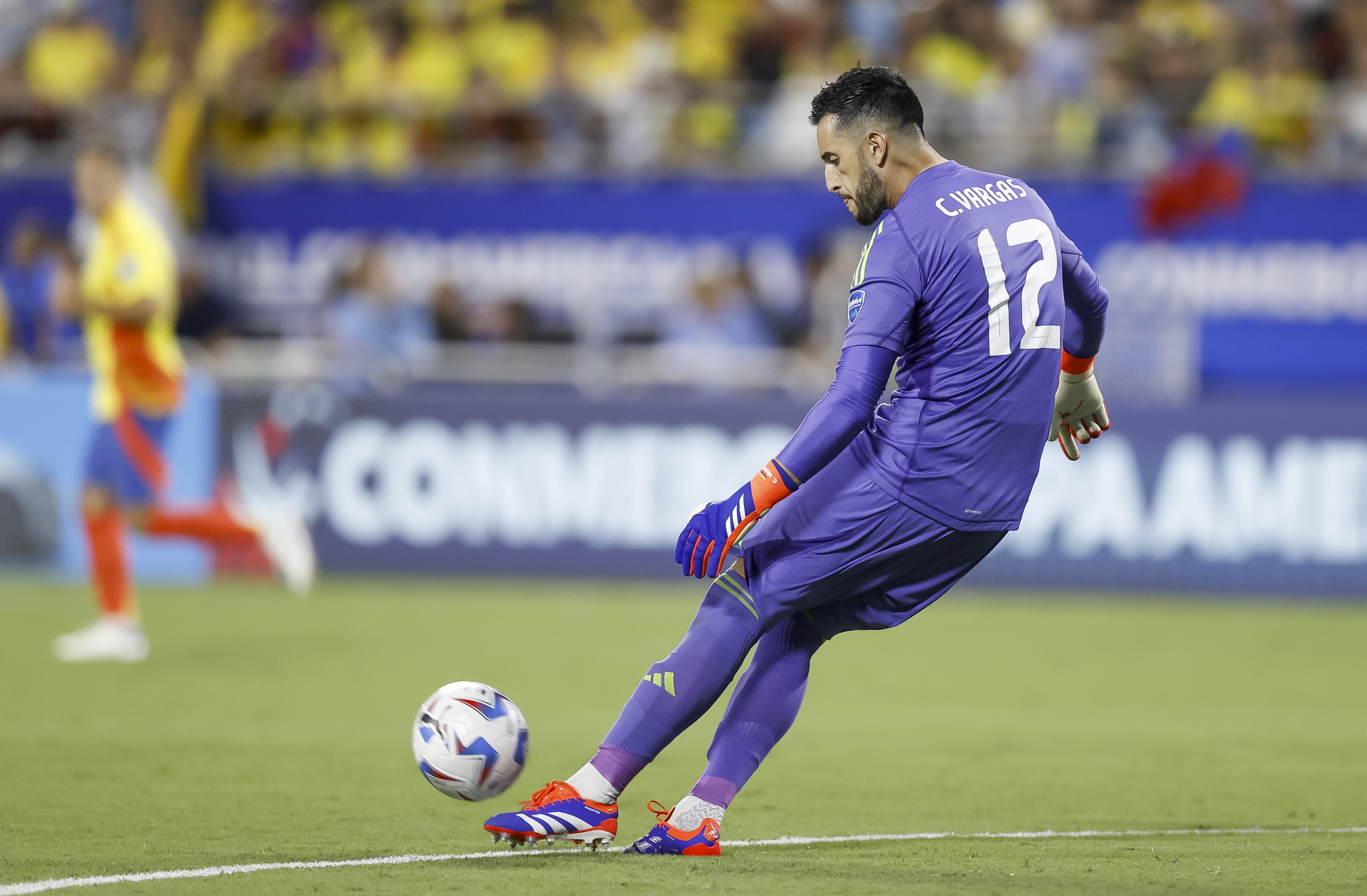 Charlotte (United States), 10/07/2024.- Colombia goalie Camilo Vargas clears the ball during the second half of the CONMEBOL Copa America 2024 semi-finals match between Uruguay and Colombia in Charlotte, North Carolina, USA, 10 July 2024. EFE/EPA/BRIAN WESTERHOLT