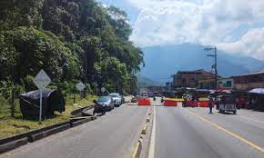 Bloqueos en vía al Llano siguen y dificultan la movilidad desde Bogotá