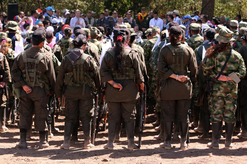 Guerrilleros de las FARC en un discurso de 2017 de Luciano Marín Arango, "Iván Márquez", y del Alto Comisionado para la Paz colombiano, Sergio Jaramillo, en la población de Pondores, La Guajira. EFE/MAURICIO DUEÑAS CASTAÑEDA
