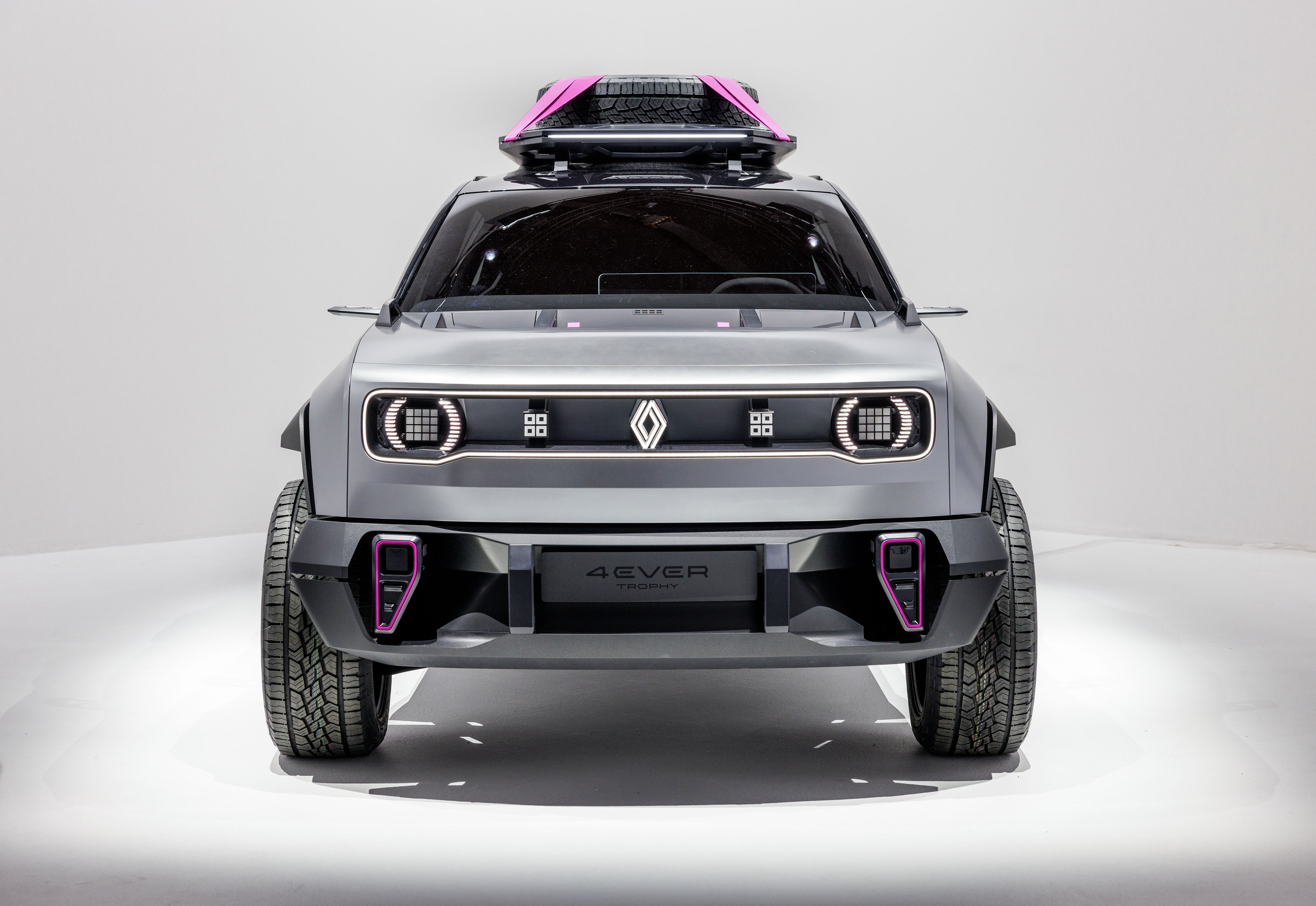 El nuevo Renault 4, también conocido como 4Ever Trophy, es un carro eléctrico presentado 30 años después de que finalizó la producción del “amigo fiel”.