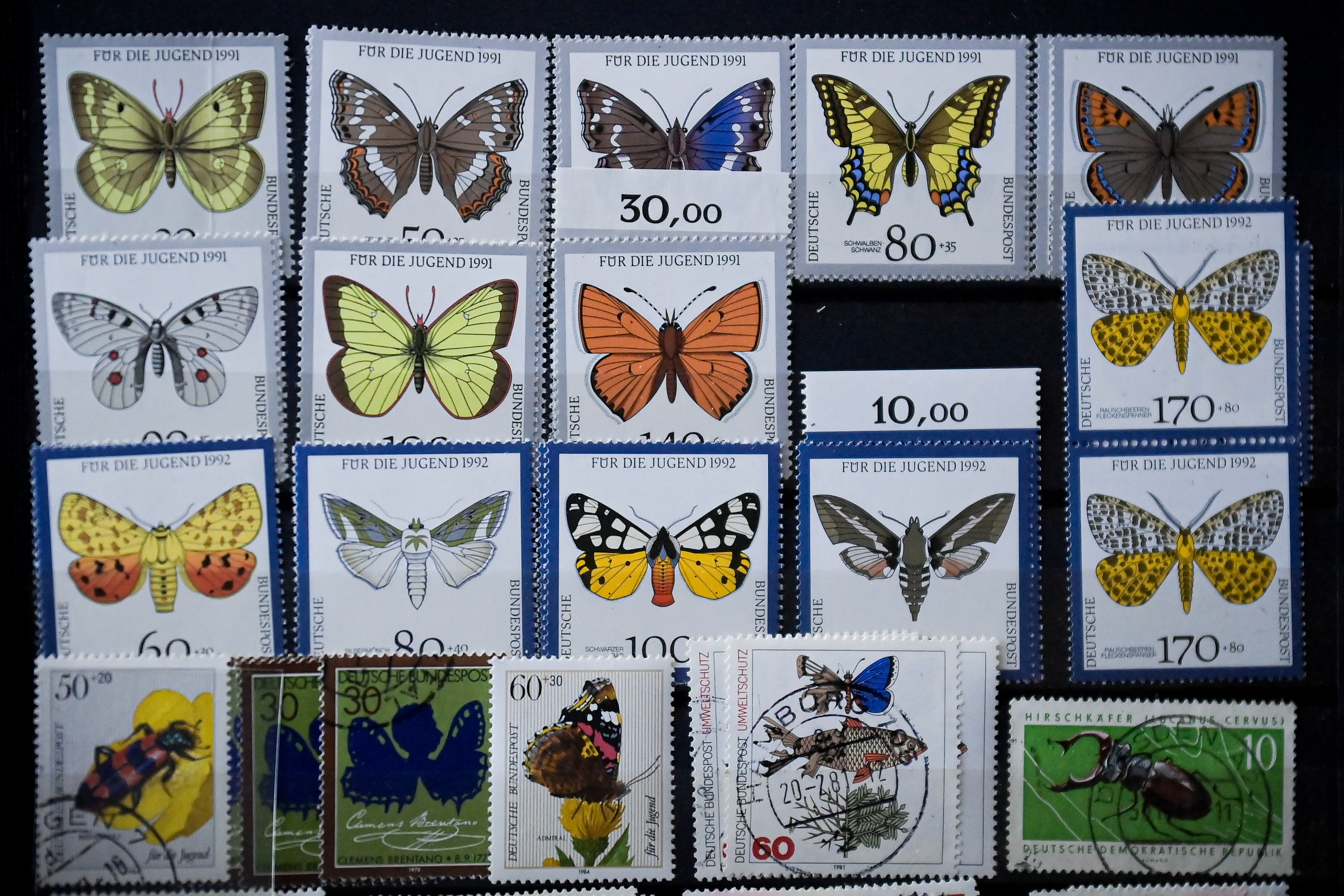 Los filatelistas son las personas que coleccionan estampillas. Las estampillas, para quienes no las distinguen, son esos pequeños sellos que, por cerca de 150 años, se pegaban a las cartas para indicar que el correo estaba pagado.