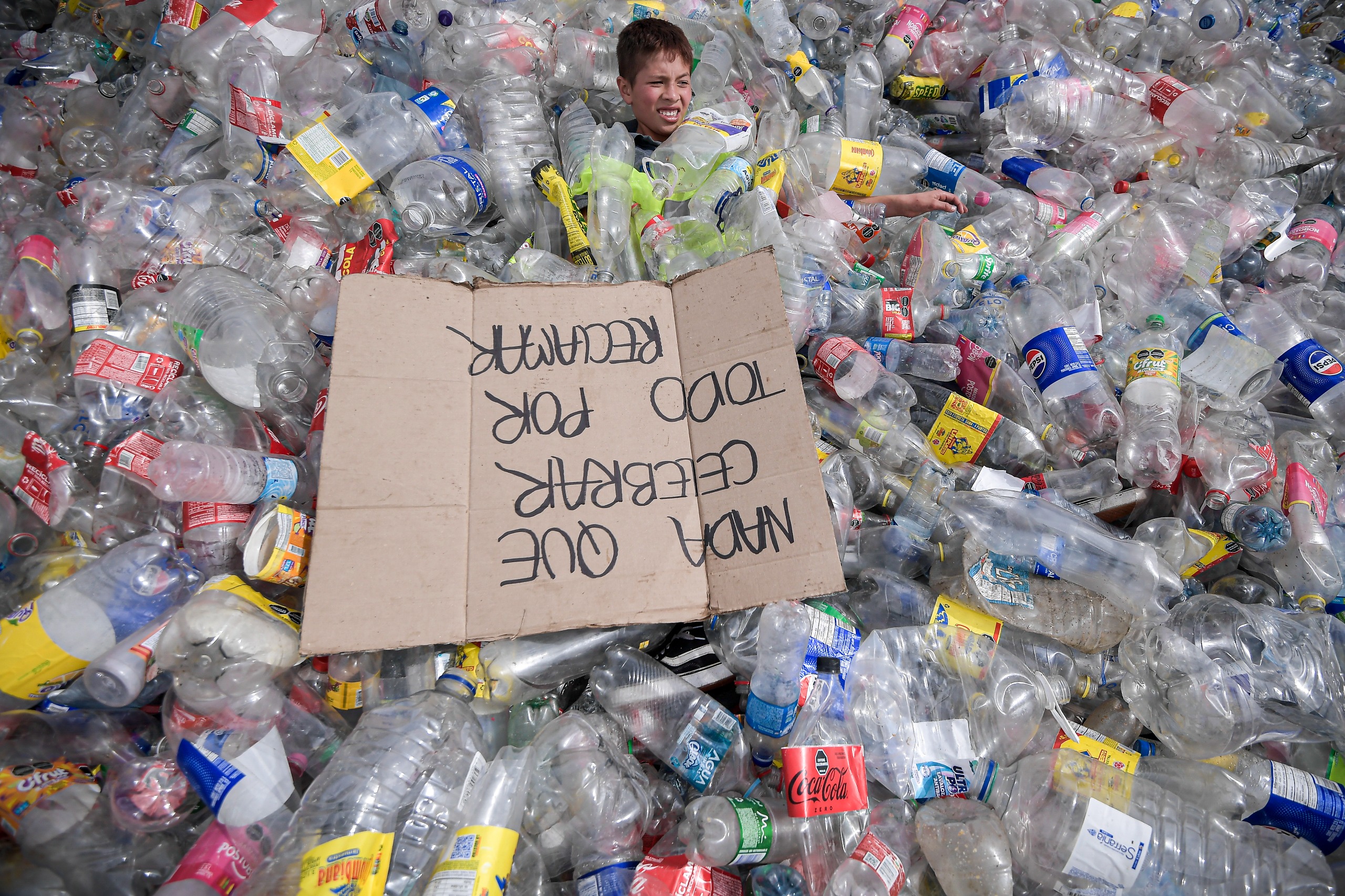 Recicladores inundaron la Plaza de Bolívar en protesta a "pagos injustos" por reciclar este material.