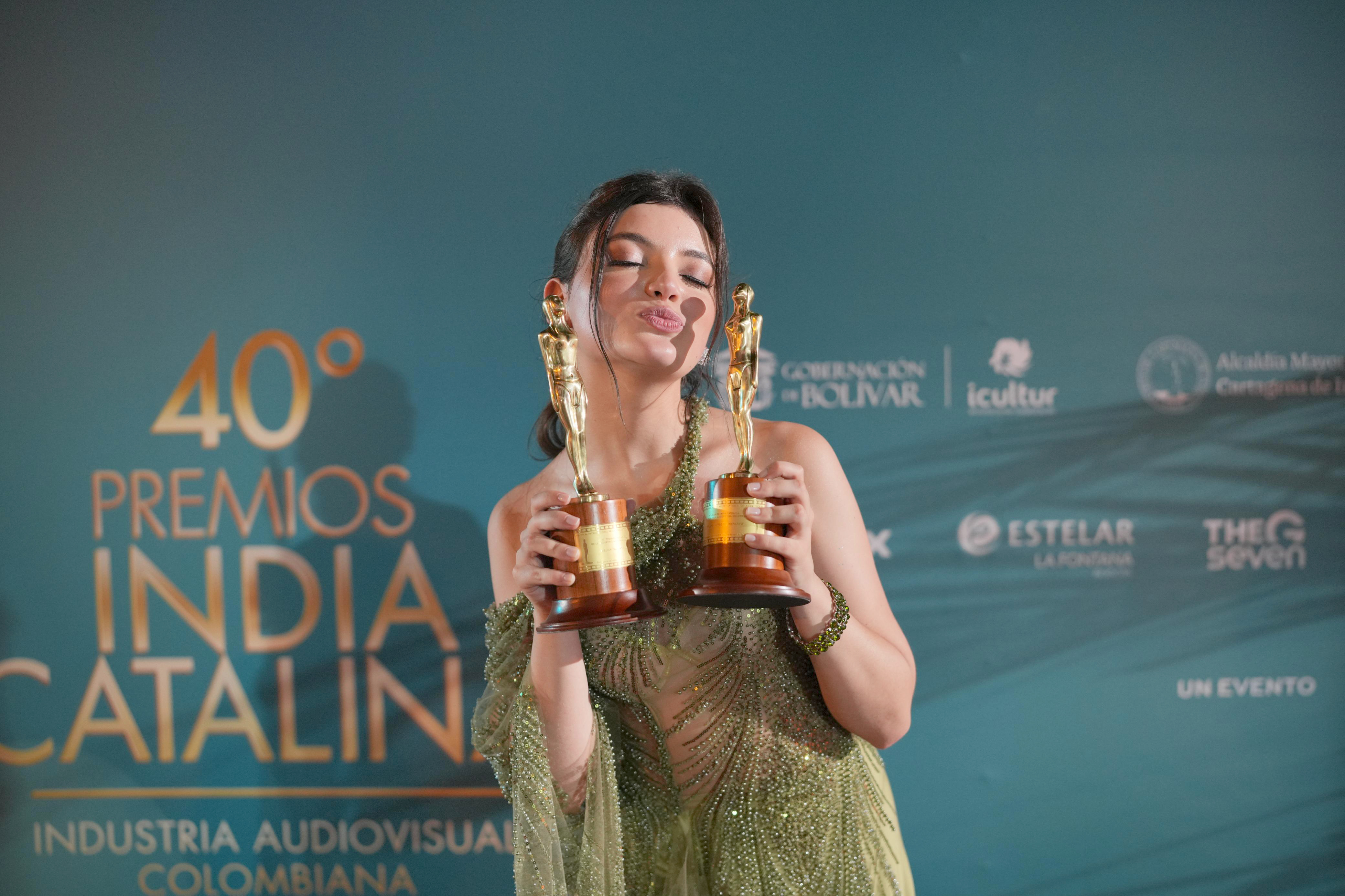 Sara Pinzón se llevó dos India Catalina como Mejor Talento Juvenil y mejor actriz de reparto en "La primera vez" de Caracol Televisión y Netflix.