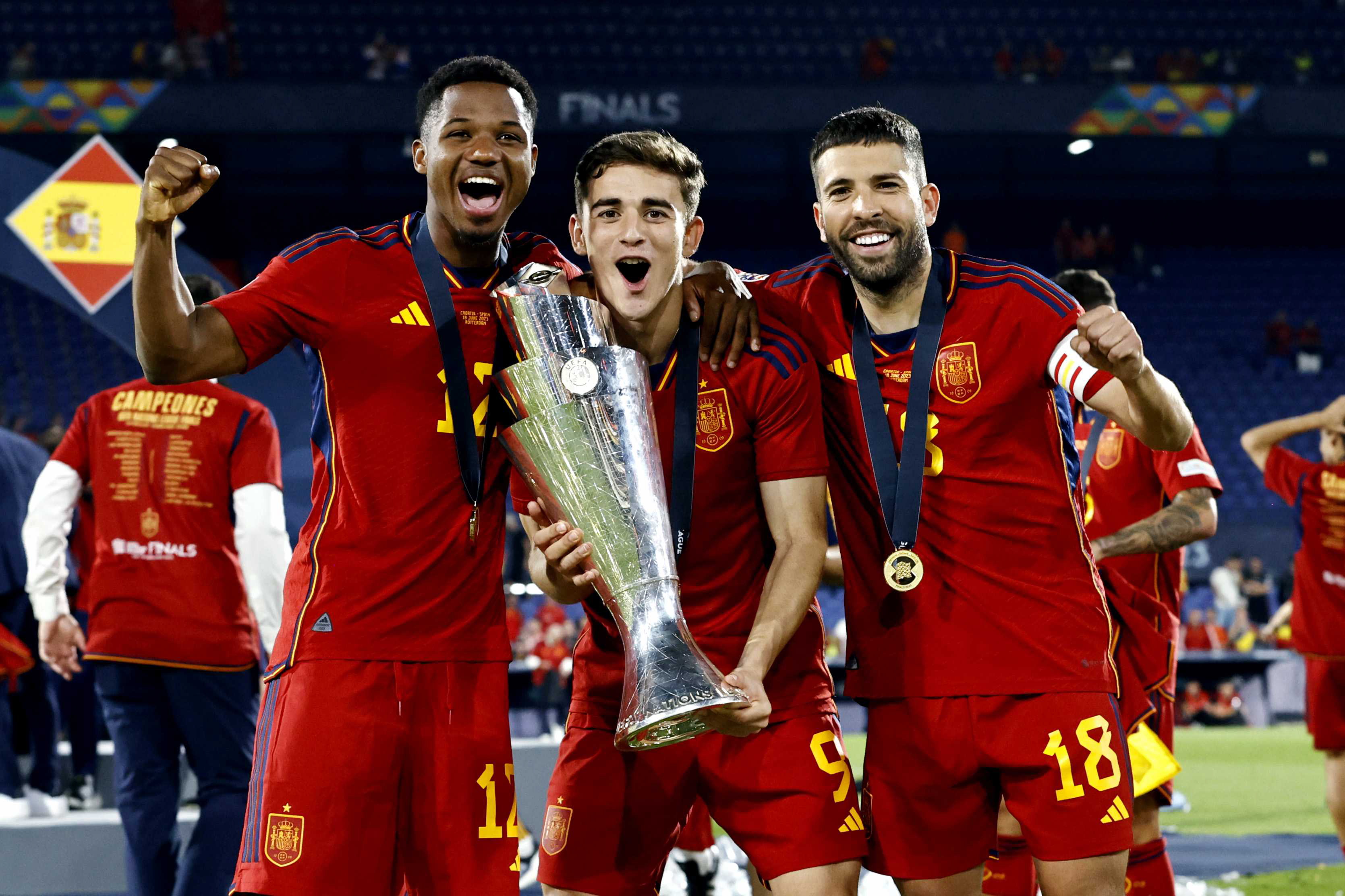 Rotterdam (Netherlands), 18/06/2023.- Spain's (from L) Ansu Fati, Gavi and Jordi Alba pose with the trophy as the team celebrate winning the UEFA Nations League final soccer match between Croatia and Spain at Feyenoord Stadion de Kuip in Rotterdam, Netherlands, 18 June 2023. (Croacia, Países Bajos; Holanda, España) EFE/EPA/MAURICE VAN STEEN