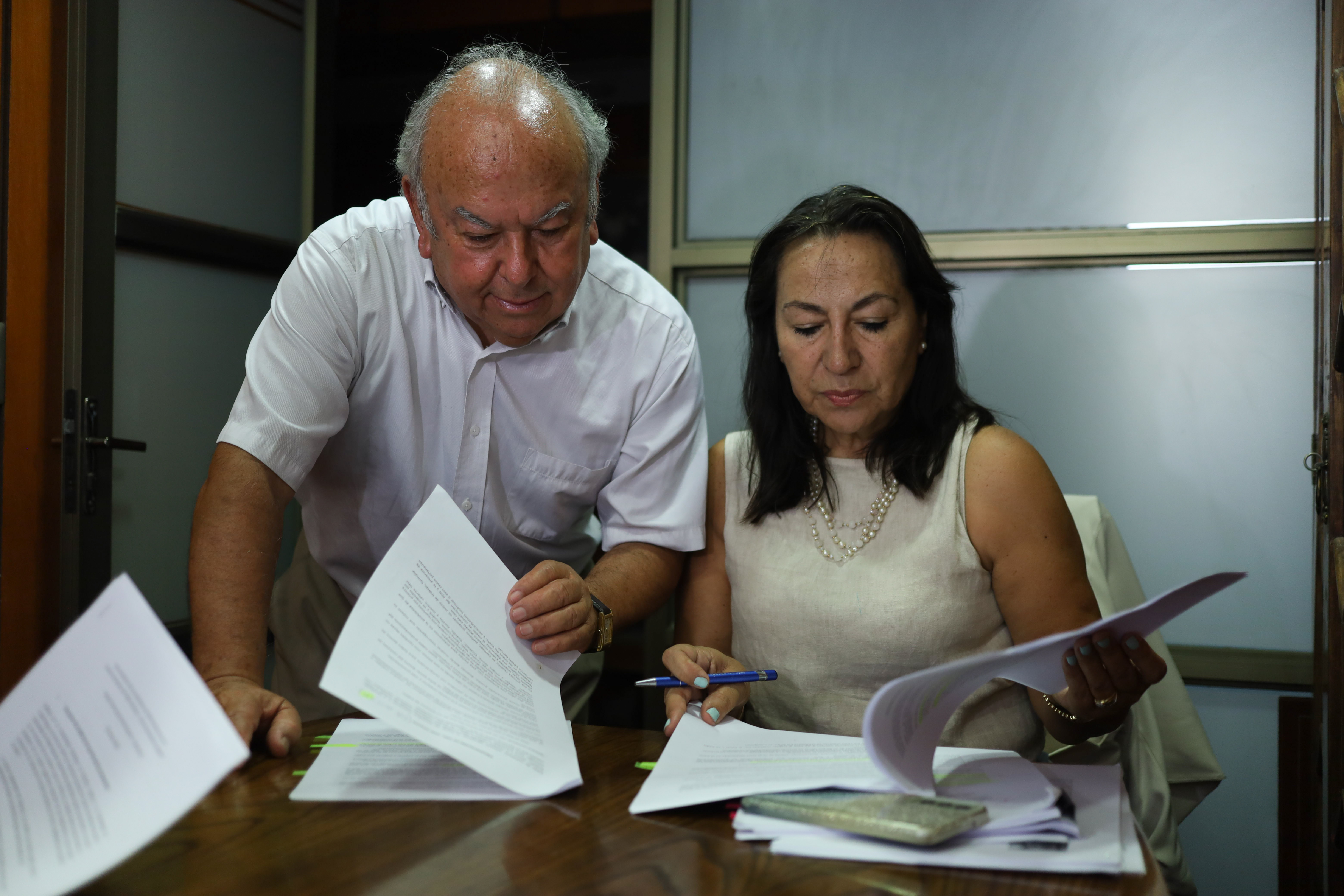 CH0. SANTIAGO (CHILE), 13/02/2023.- Rodolfo Reyes (i), abogado y sobrino de Pablo Neruda, junto a Elizabeth Flores (d), abogada en caso Neruda ofrecen una entrevista con EFE hoy, en Santiago (Chile). Peritos internacionales revelarán el miércoles que la bacteria encontrada en los restos del Nobel chileno Pablo Neruda "estaba en su cuerpo en el momento de la muerte", lo que demostraría que fue "envenenado" doce días después del golpe militar de 1973, adelantó su familia a EFE en exclusiva. EFE/ Ailen Díaz