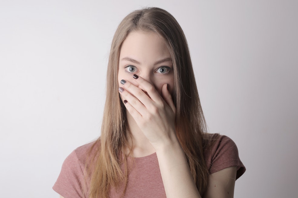Piscis:
Las personas nacidas bajo este signo son muy amigables y pueden comprender muy bien a los demás. Sin embargo, al momento de manejar grandes audiencias o estar en una conversación muy íntima, los Piscis se pueden bloquear y su timidez sale a flote.
La confianza en sí mismos no es precisamente el fuerte de este signo zodiacal, así que temen que los demás los perciban de forma incorrecta y por eso les da miedo esos tipos de interacción. Además, si bien son excelentes para descifrar y ponerse en los zapatos de los demás, los Piscis no tienden a depositar mucha confianza en desconocidos por temor a que los puedan herir.