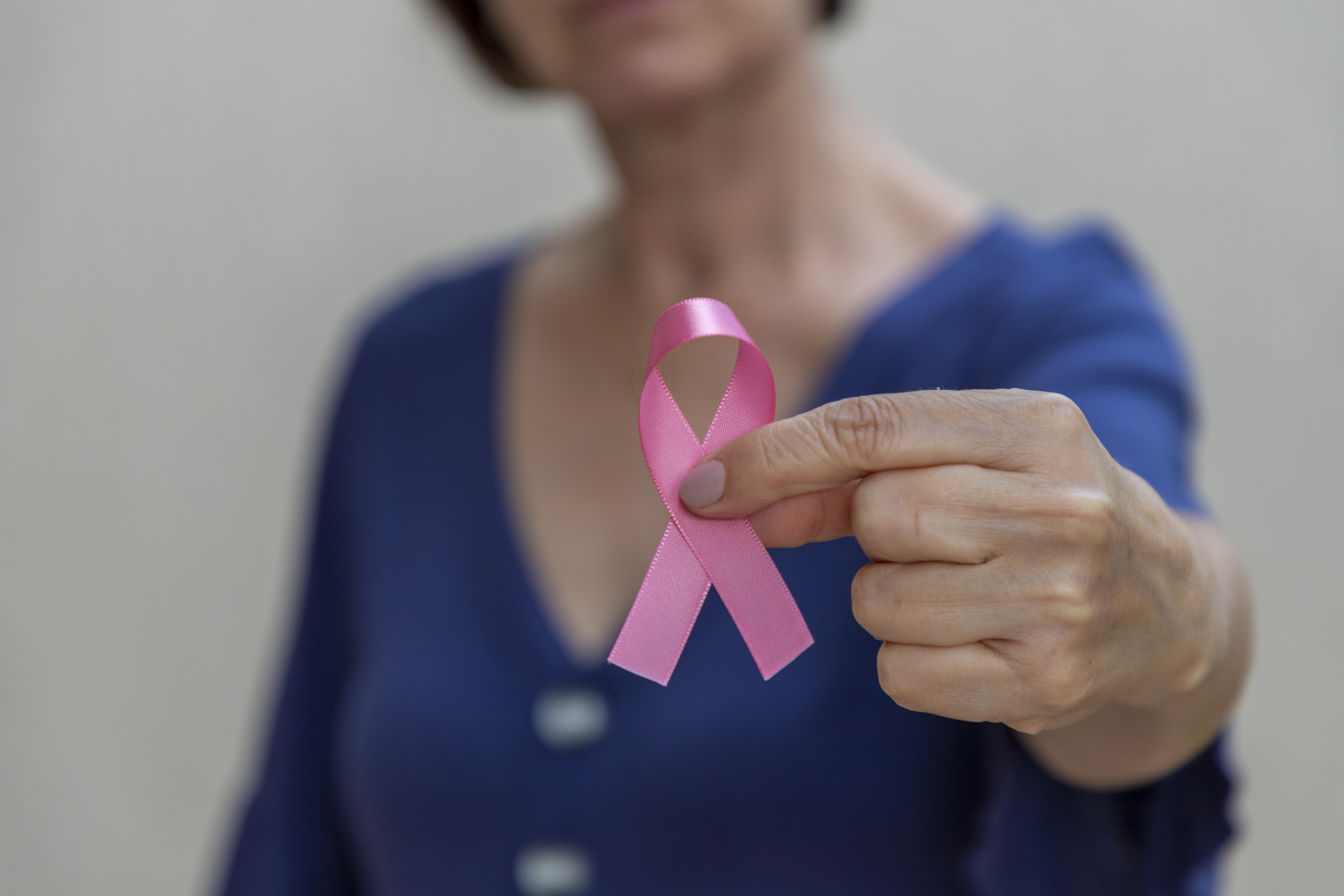 AME7949. BOGOTÁ (COLOMBIA), 16/10/2024.- Fotografía cedida por Roche de una mujer sosteniendo un lazo rosa en la mano por la campaña de prevención del cáncer de mama. En el marco del mes de la sensibilización sobre el cáncer de mama, expertos en salud recuerdan que la detección temprana puede aumentar la supervivencia hasta en un 90 %. Este mensaje cobra una especial relevancia en un territorio como América Latina, donde este tipo de cáncer es el más diagnosticado entre las mujeres. EFE/ Roche /SOLO USO EDITORIAL/SOLO DISPONIBLE PARA ILUSTRAR LA NOTICIA QUE ACOMPAÑA (CRÉDITO OBLIGATORIO)
