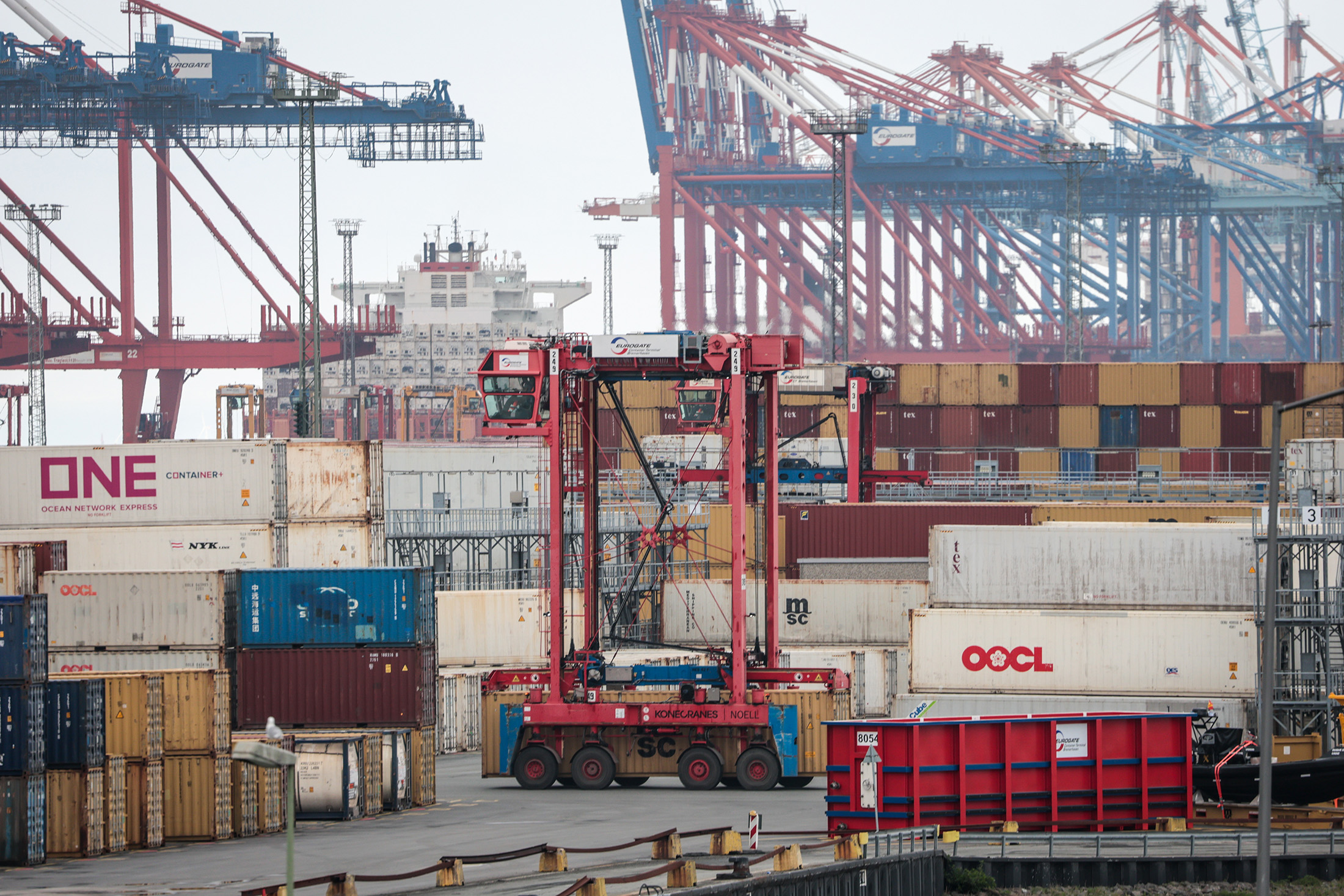 Terminal de contenedores en el puerto de Bremerhaven, Alemania, en abril de 2025.
