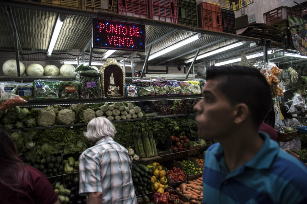 Puesto de verduras en el mercado municipal de Chacao en Caracas, Venezuela. / Bloomberg.