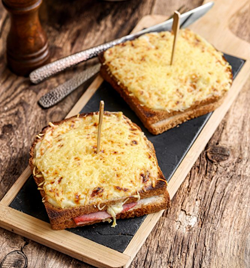 Croque Monsieur con queso Emmental francés, un sándwich que tiene orígenes en Europa del siglo XX