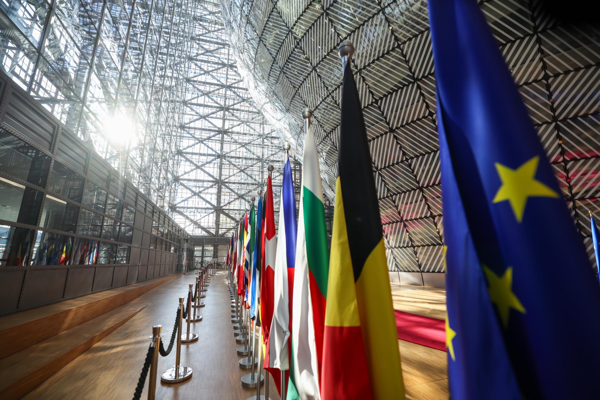 Unión Europea endurece política migratoria con acuerdo de retornos: así afecta a migrantes