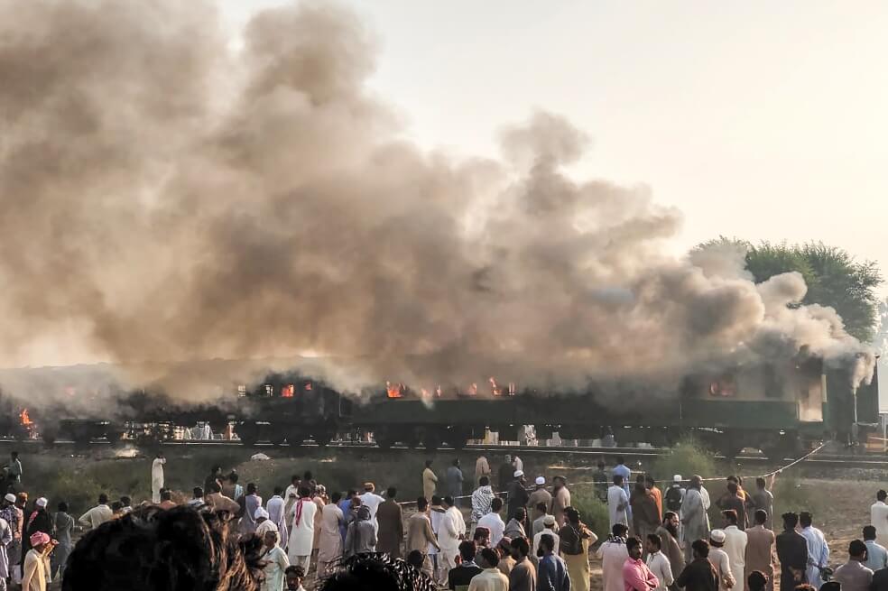 Al menos 71 muertos tras un incendio en un tren en Pakistán