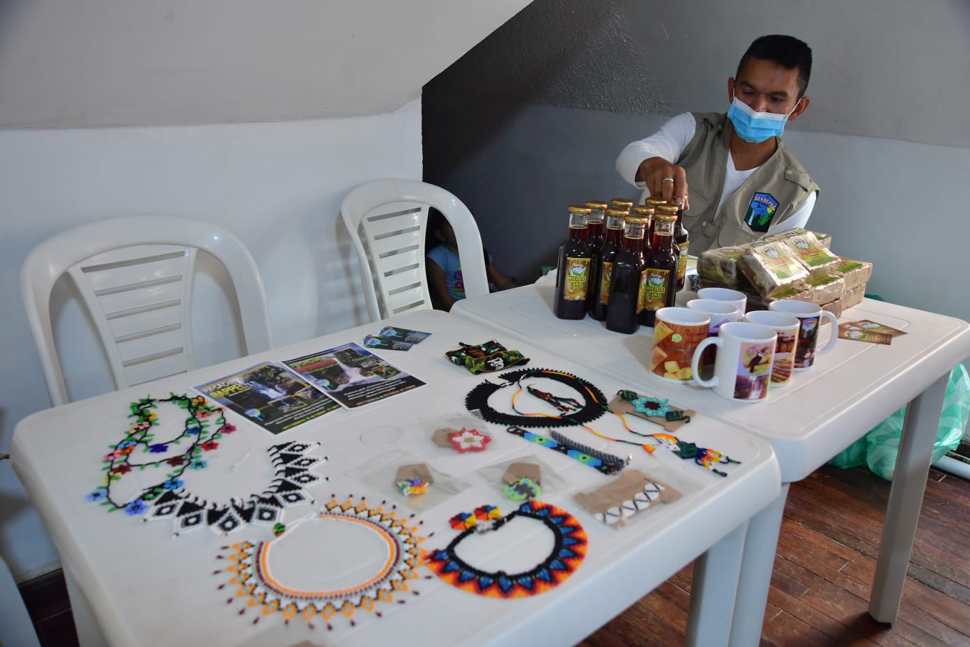 Las artesanías también serán protagonistas del mercadillo. Emprendimientos de paz como Tejidos Chakana están presentes y producirán aretes, pulseras, cinturones, correas para cámaras y guitarras, monederos y camisas. Todos, con diseños únicos, por lo que los precios van desde 80 mil hasta 120 mil pesos.