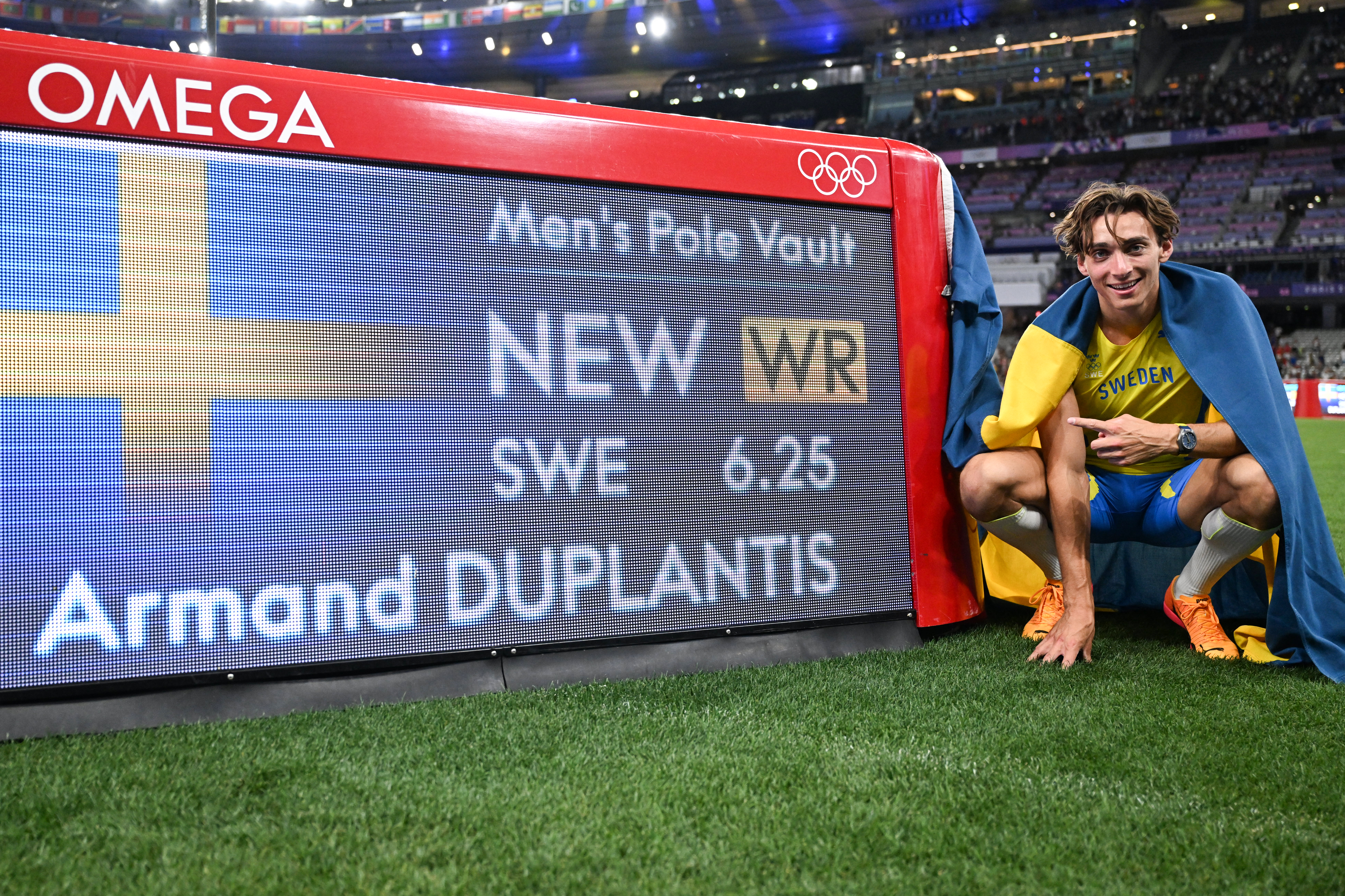 Vea la emocionante celebración de Duplantis tras romper el récord mundial: video