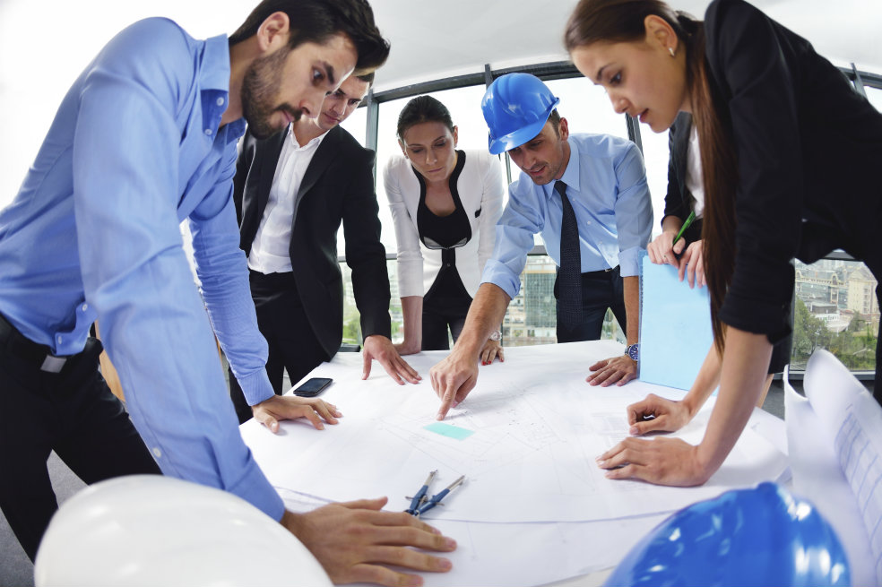 Escalar posiciones casi siempre implica recibir más halagos. Eso no significa que no haya críticas. / Istock