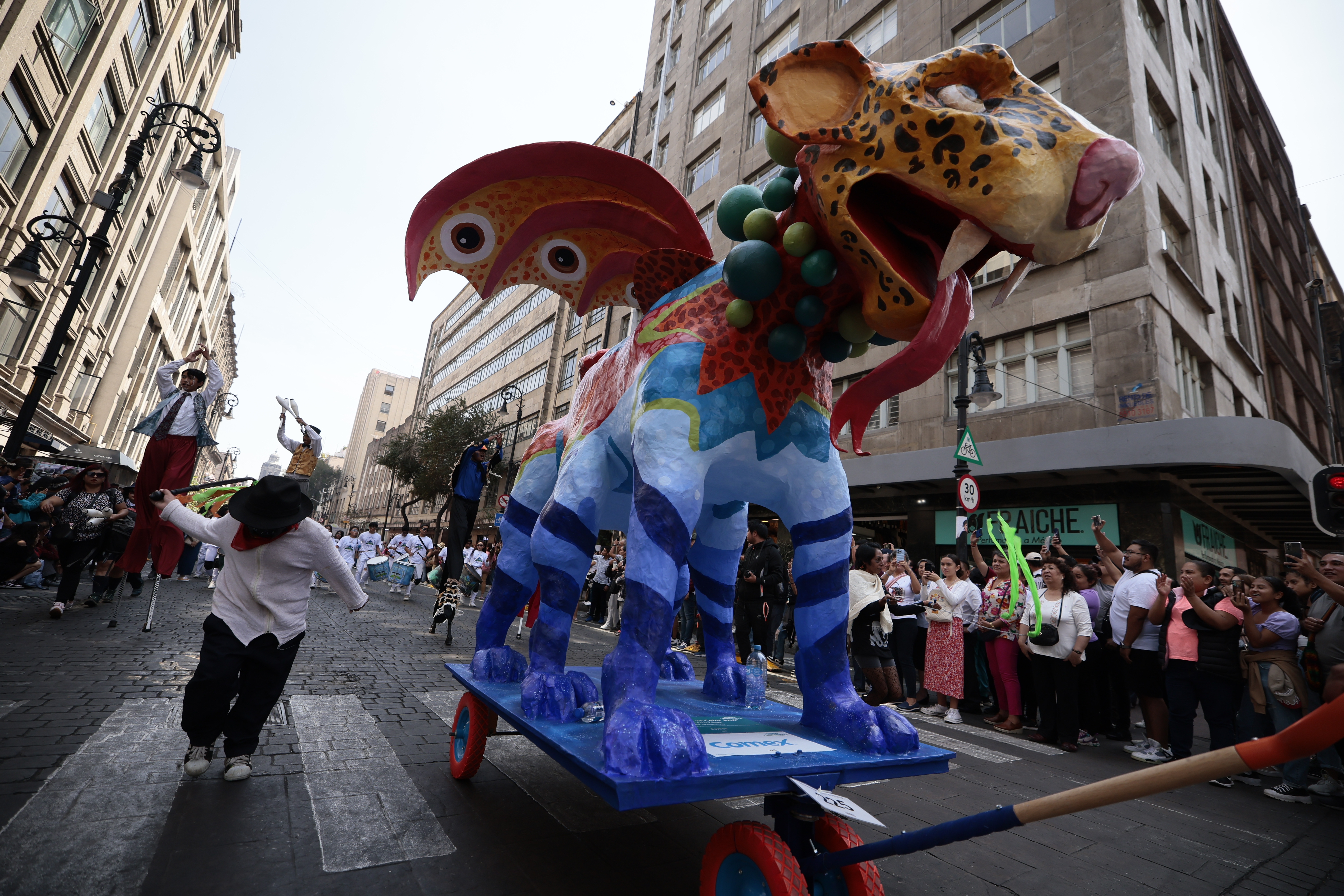 MEX8775. CIUDAD DE MÉXICO (MÉXICO), 21/10/2023.- Fotografía de alebrijes monumentales durante un desfile organizado por el Museo de Arte Popular, como antesala a la celebración del Día de Muertos, hoy en Ciudad de México (México). Las festividades por el próximo Día de Muertos iniciaron este sábado en Ciudad de México con un desfile de 200 alebrijes, figuras artesanales de animales fantásticos que se han asociado en años recientes con esta celebración. EFE/José Méndez