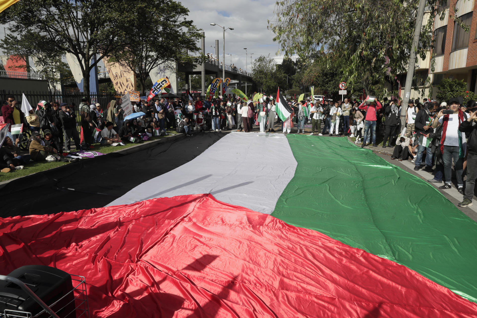 AME5688. BOGOTÁ (COLOMBIA), 07/10/2025.- Personas participan en una manifestación en apoyo a Palestina y contra la guerra en Gaza con motivo del segundo aniversario del ataque de Hamás contra Israel, este martes en Bogotá (Colombia). EFE/ Carlos Ortega
