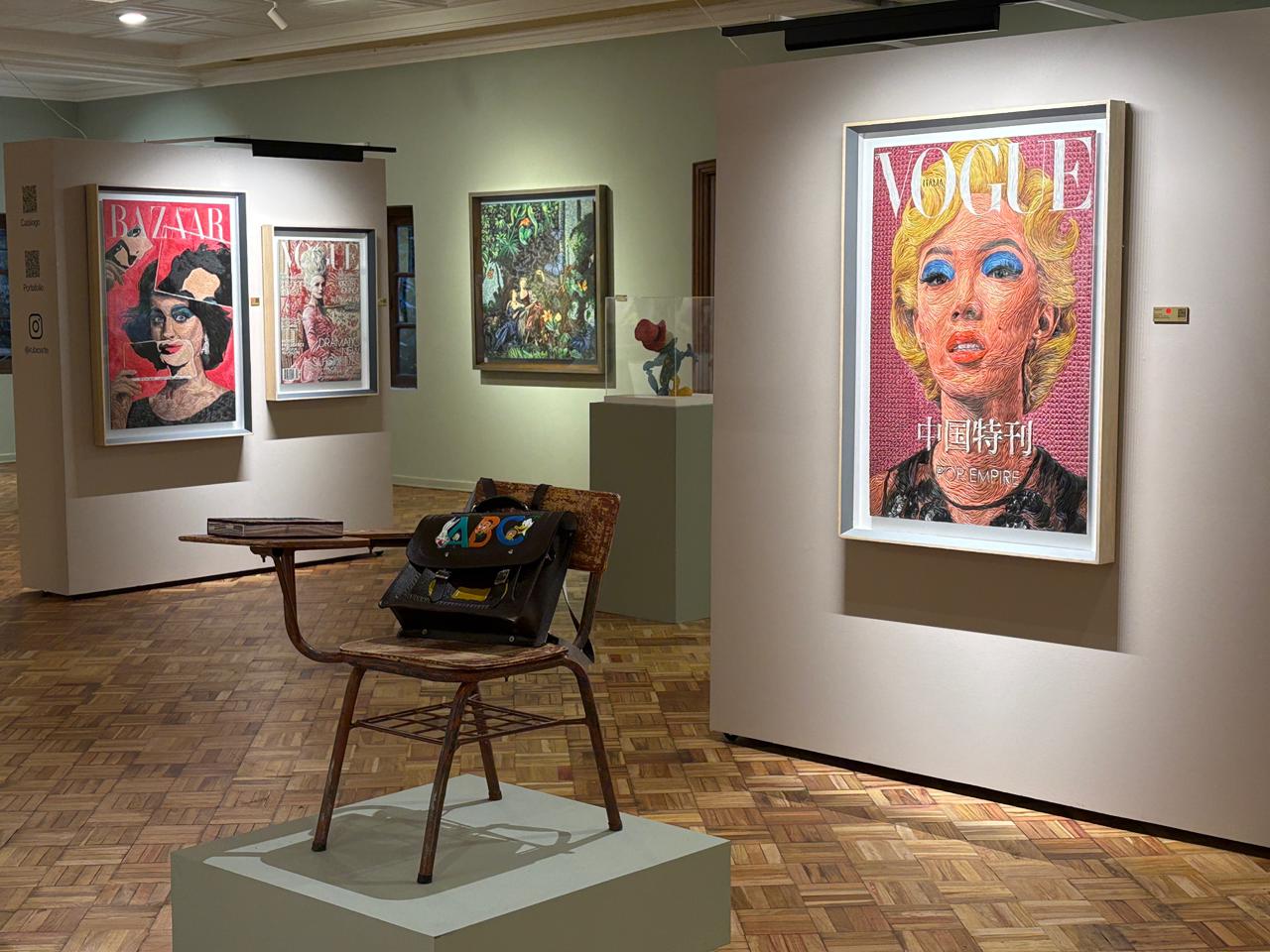La exposición "El paraíso está en otro lado" de Harold Rubio, que se expone actualmente en la galería de Casa República, recrea elementos de la cultura popular a través de la plastilina.