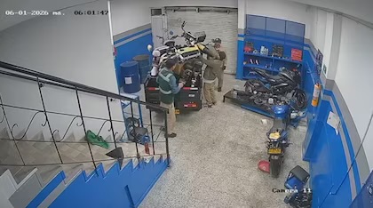 A plena luz del día: el robo que dejó vacío un concesionario de motos en Bogotá