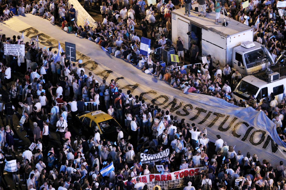 Un mar de manifestantes en el «Cacerolazo»