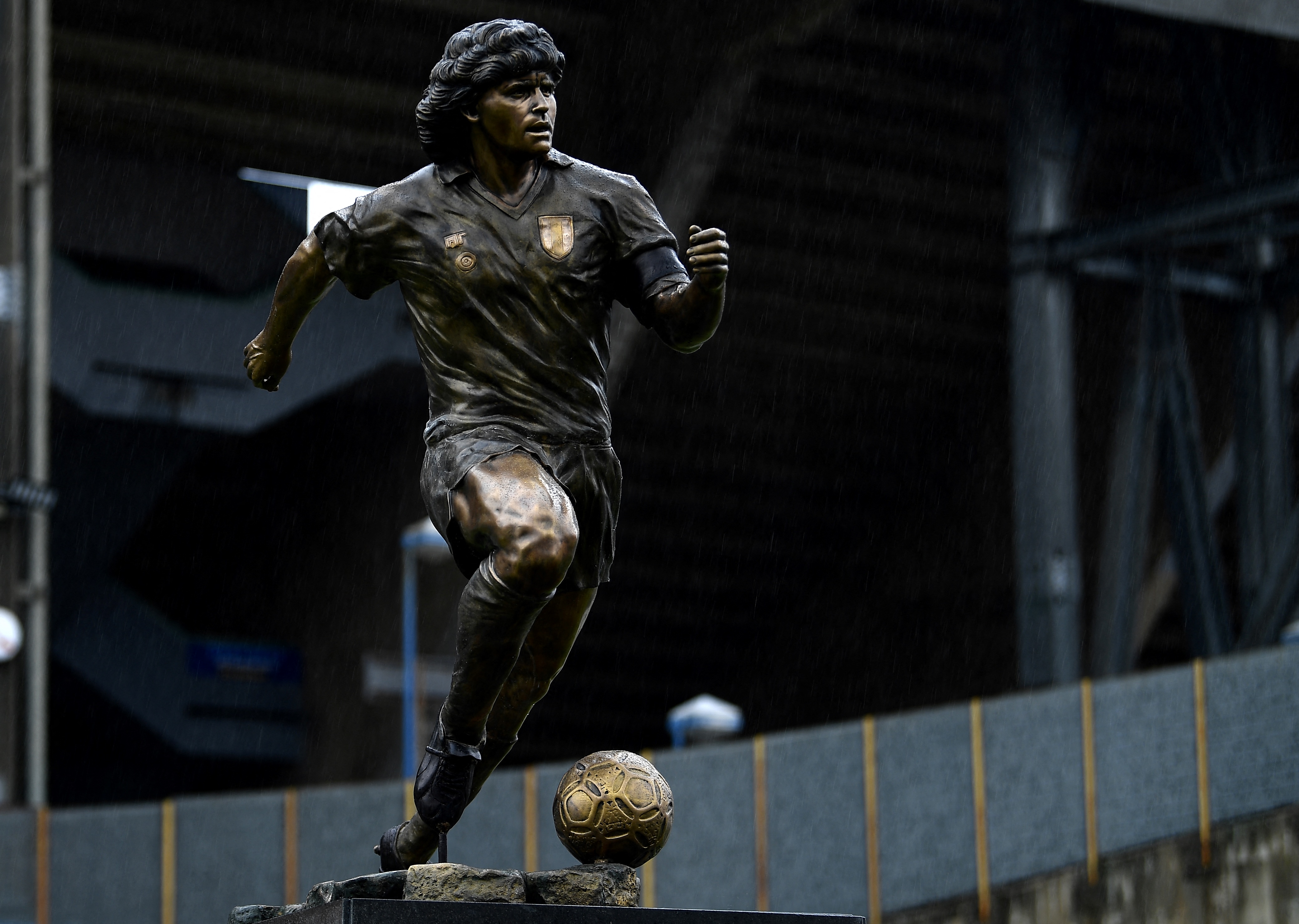 Un año de la muerte de Maradona: Nápoles le rinde homenaje con una estatua