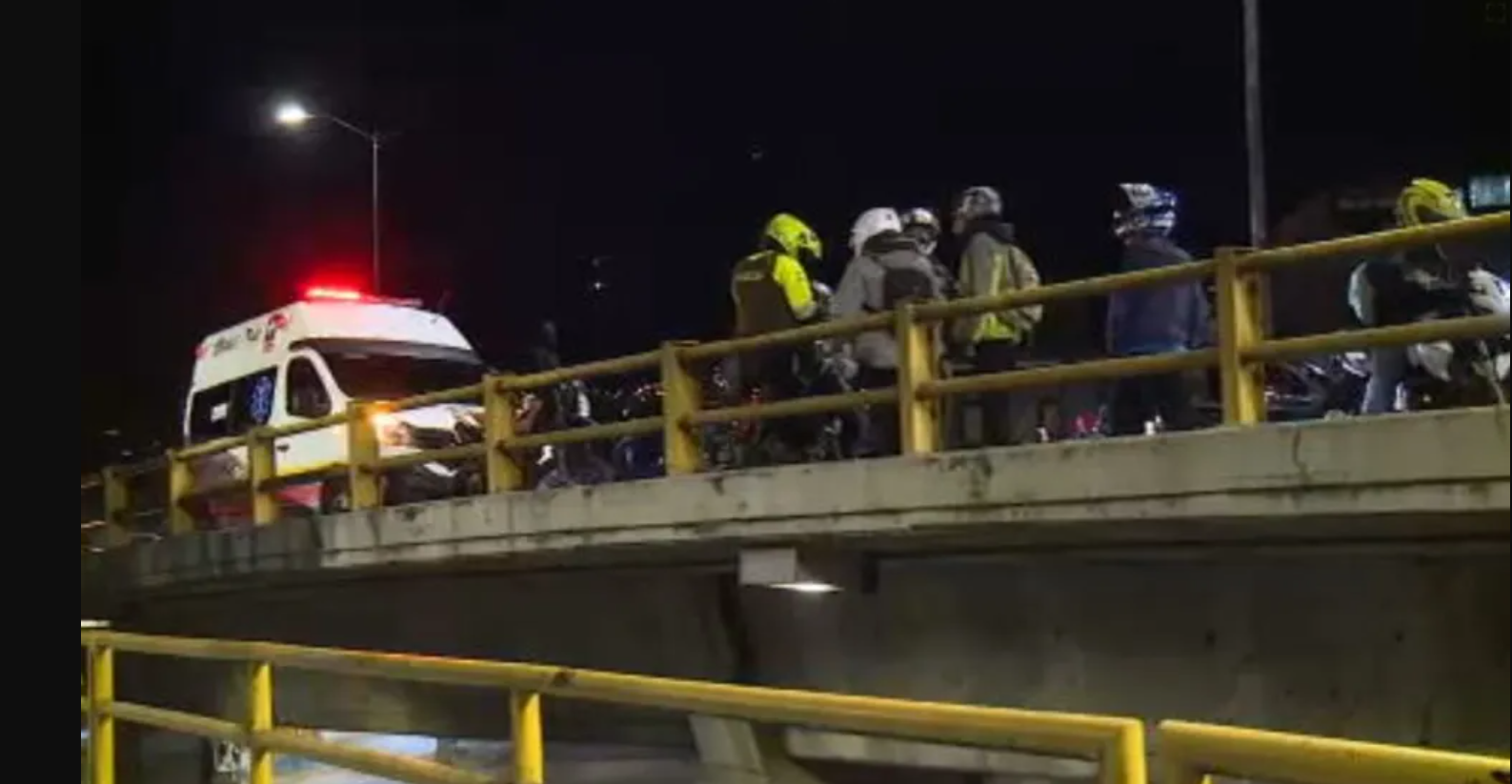 Motociclista en estado crítico tras caer de puente vehicular sobre la carrera 30