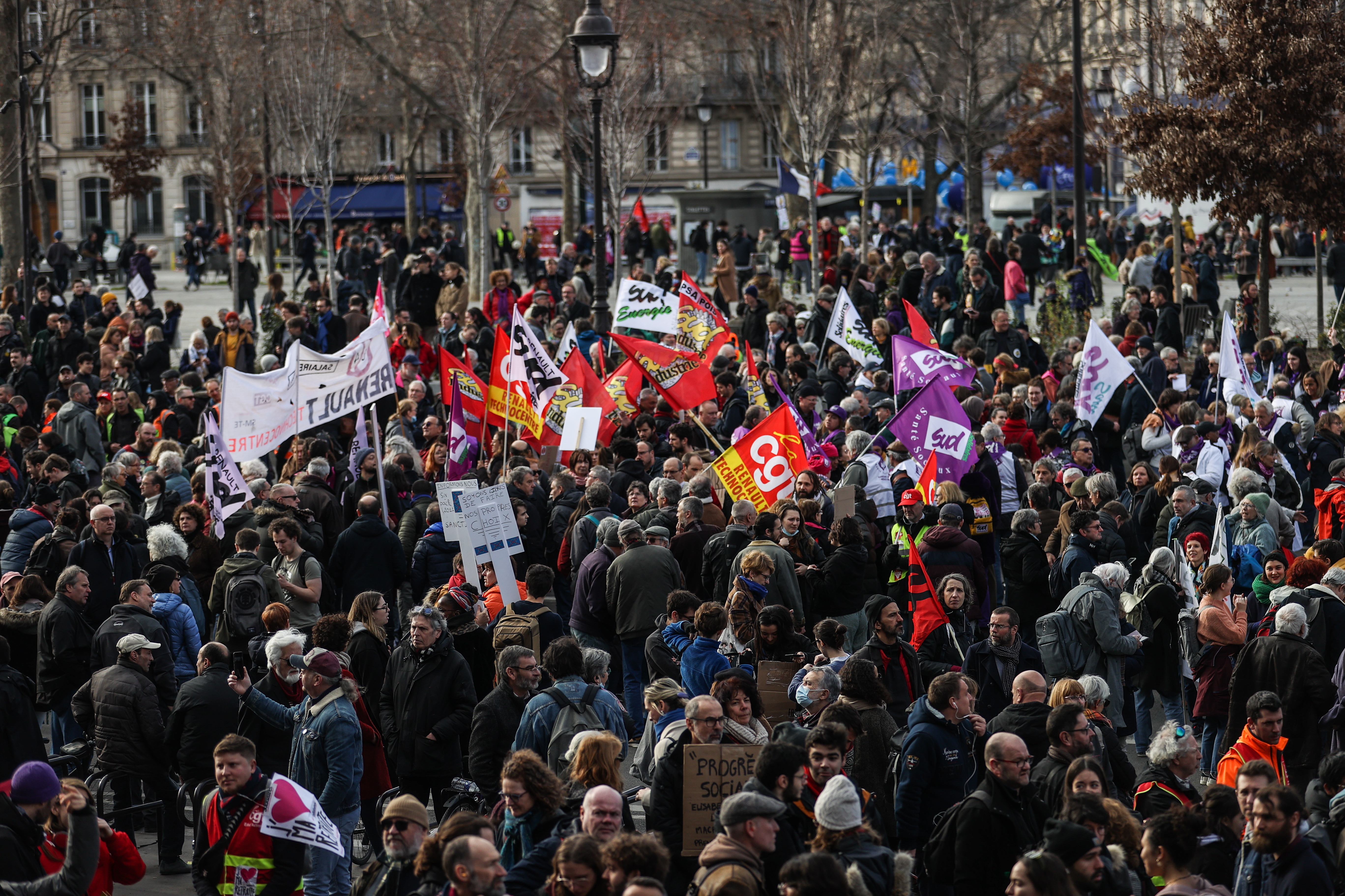 Paris (France), 16/02/2023.- People take part in a new demonstration against the government's reform of the pension system in Paris, France, 16 February 2023. The fifth day of 'mass mobilization' against pension reform is supported by all eight French trade union federations. The French government plans to raise the minimum retirement age from 62 to 64 by 2030. (Francia) EFE/EPA/MOHAMMED BADRA