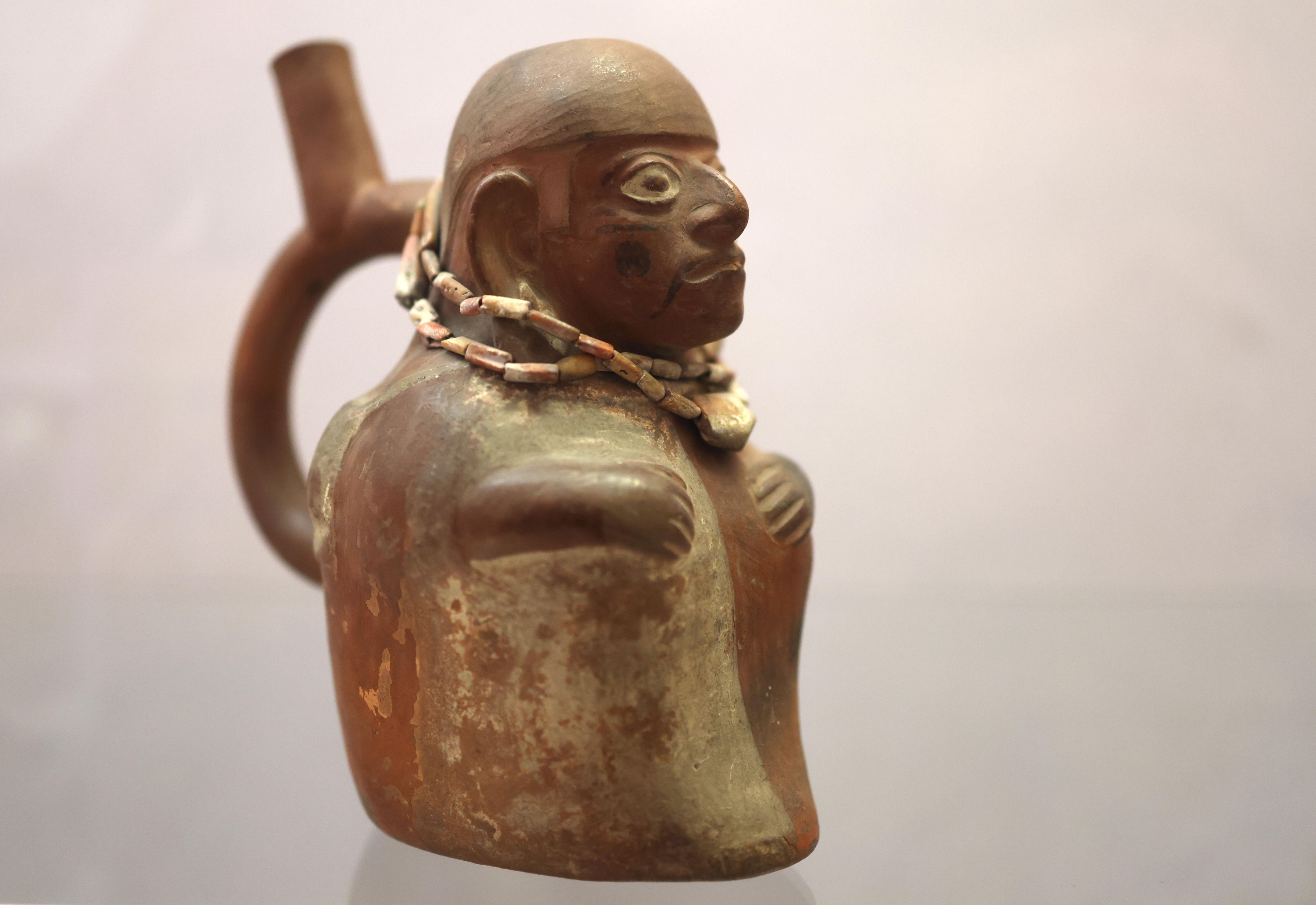 London (United Kingdom), 17/01/2024.- A Peruvian Moche vessel is displayed at the 'Freud and Latin America exhibition' at the Freud Museum in London, Britain, 17 January 2024. Freud and Latin America portrays links between Austrian Psychoanalyst Sigmund Freud to Central and South America. (Reino Unido, Londres) EFE/EPA/NEIL HALL