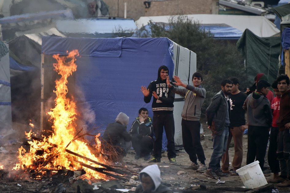 En el campamento aún quedan unos 2.000 migrantes. / AFP